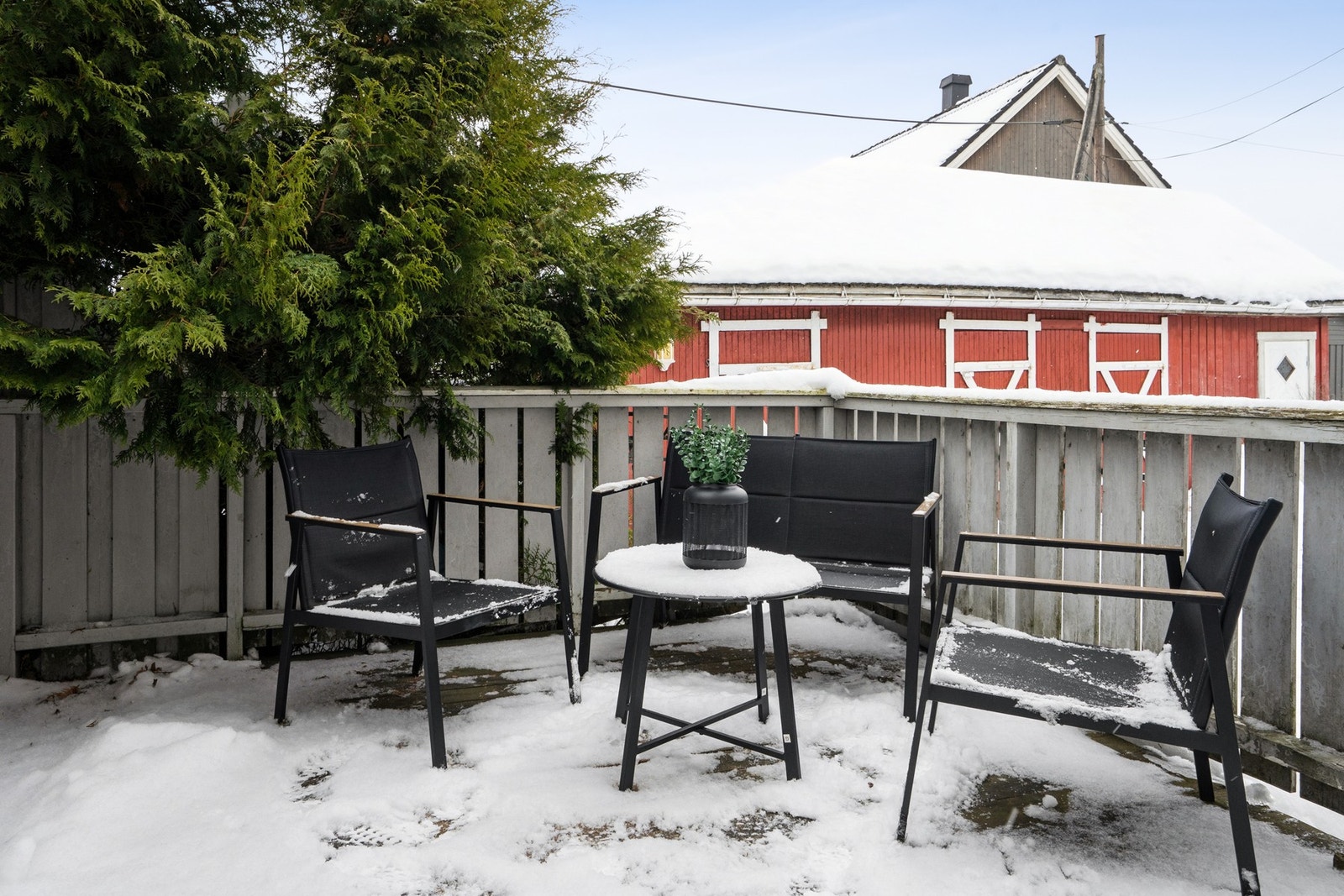 Boligen har en svært gunstig beliggenhet for pendlere, med kun få minutters kjøring til Eidsvoll Verk stasjon, der du finner hyppige togavganger til både Oslo S og Gardermoen. Togreisen til Oslo tar under 40 minutter, og til Oslo Lufthavn tar det kun rund Galleribilde