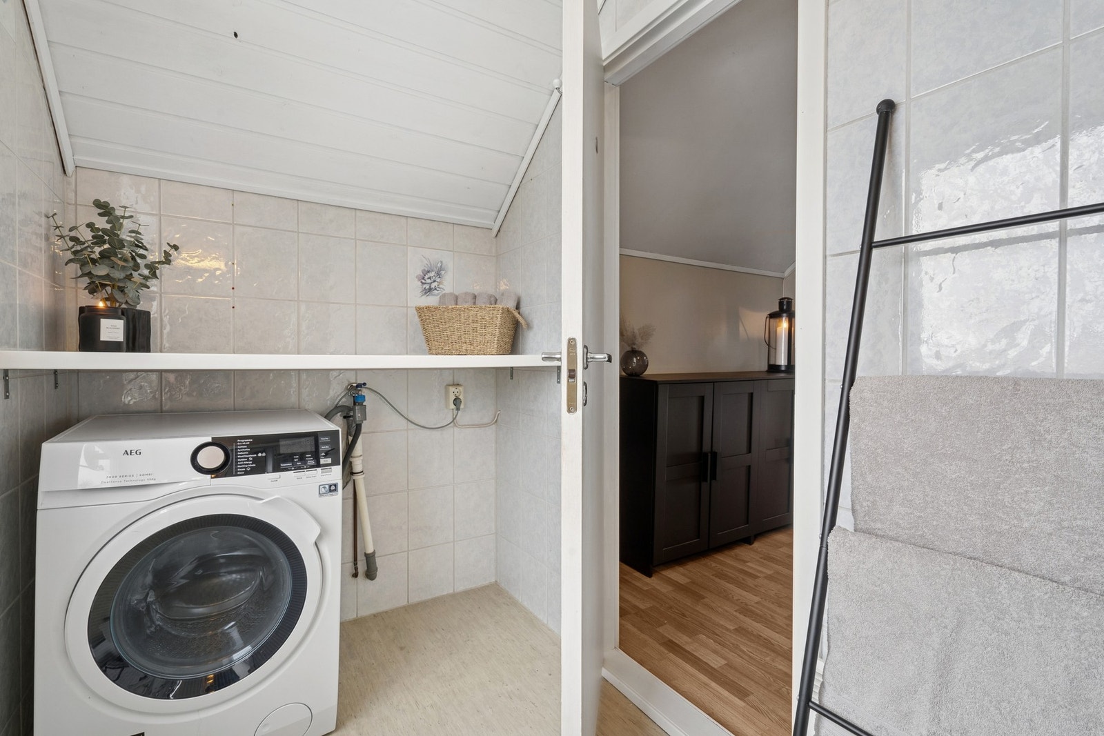 Det er montert en arbeidsbenk over vaskemaskinen. Praktisk når man skal brette klær. Galleribilde