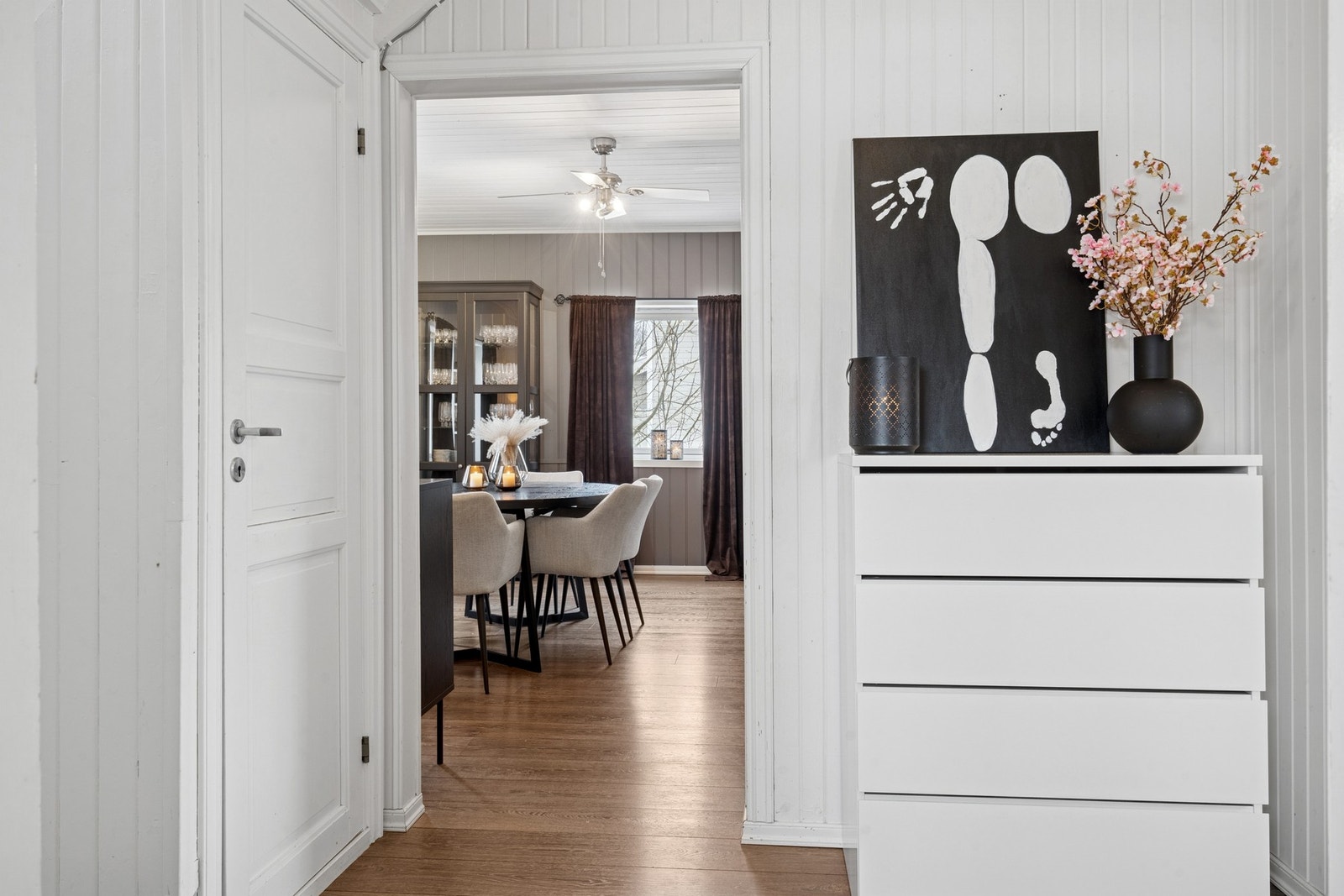 Gangen gir en god og oversiktlig adkomst til boligens oppholdsrom og skaper en naturlig flyt mellom etasjene. Galleribilde