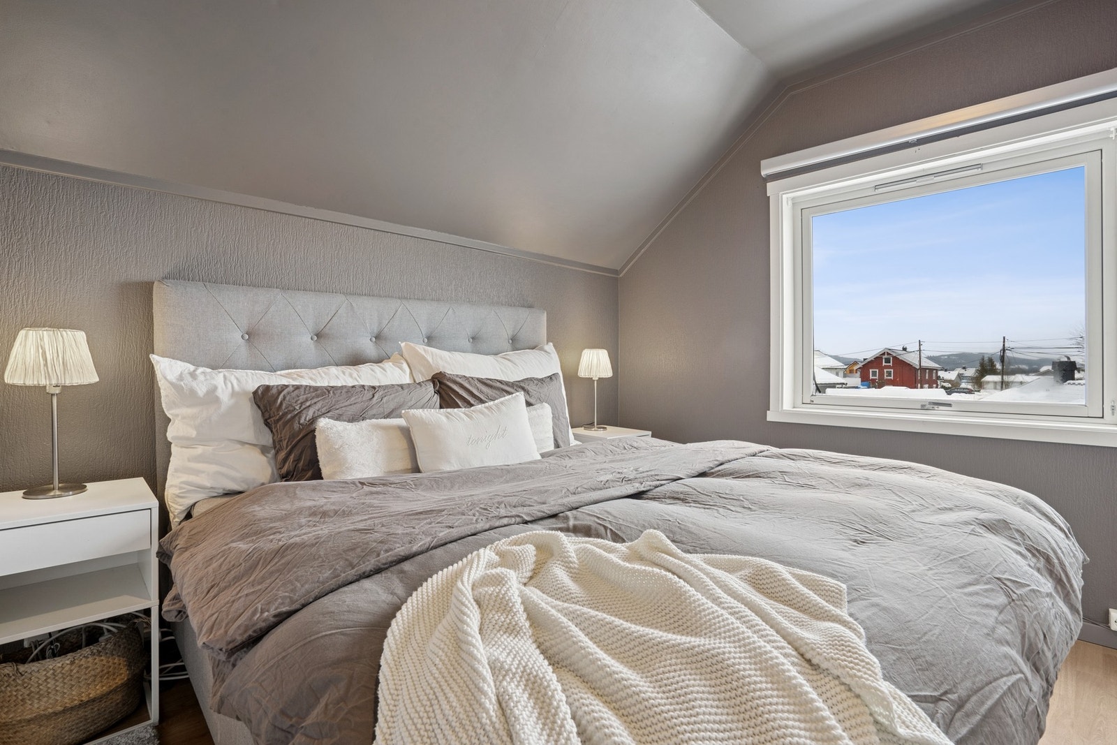 Boligen byr på 4 romslige soverom. To i hoveddelen av huset og to i utleiedelen. Galleribilde