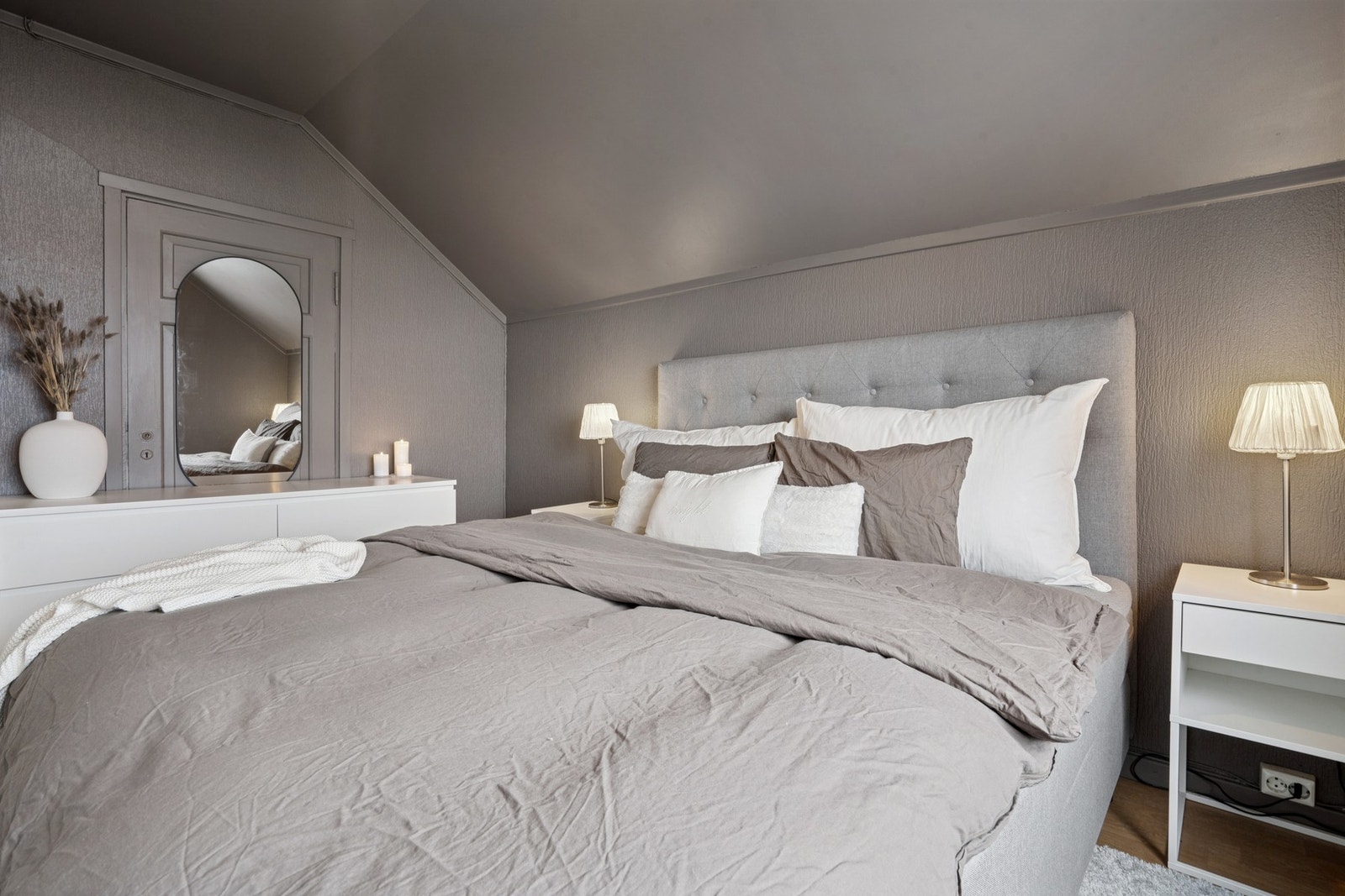 Hovedsoverommet byr på et behagelig soveromsmiljø. Galleribilde