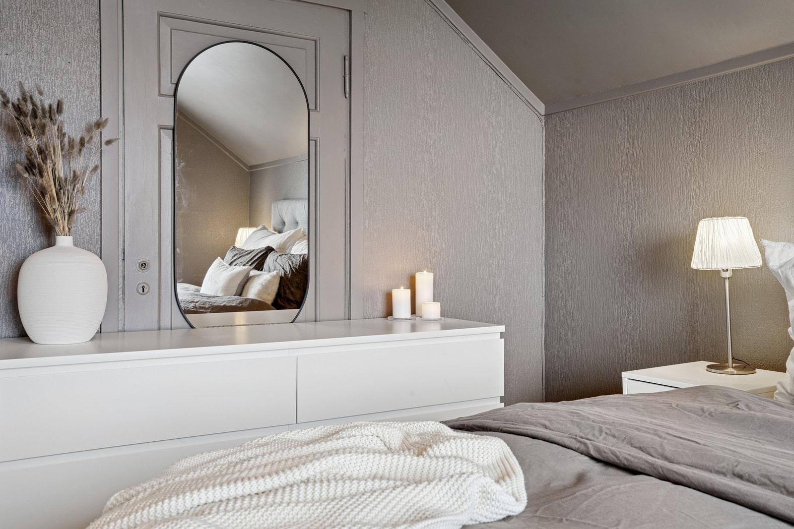 Her har du god plass til stor dobbeltseng og garderobeløsning. Galleribilde