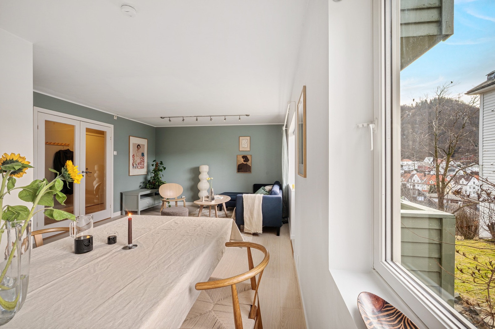 Leiligheten har store vinduer som bidrar til godt med lysinnslipp inn i stuen og kjøkkenet. Galleribilde