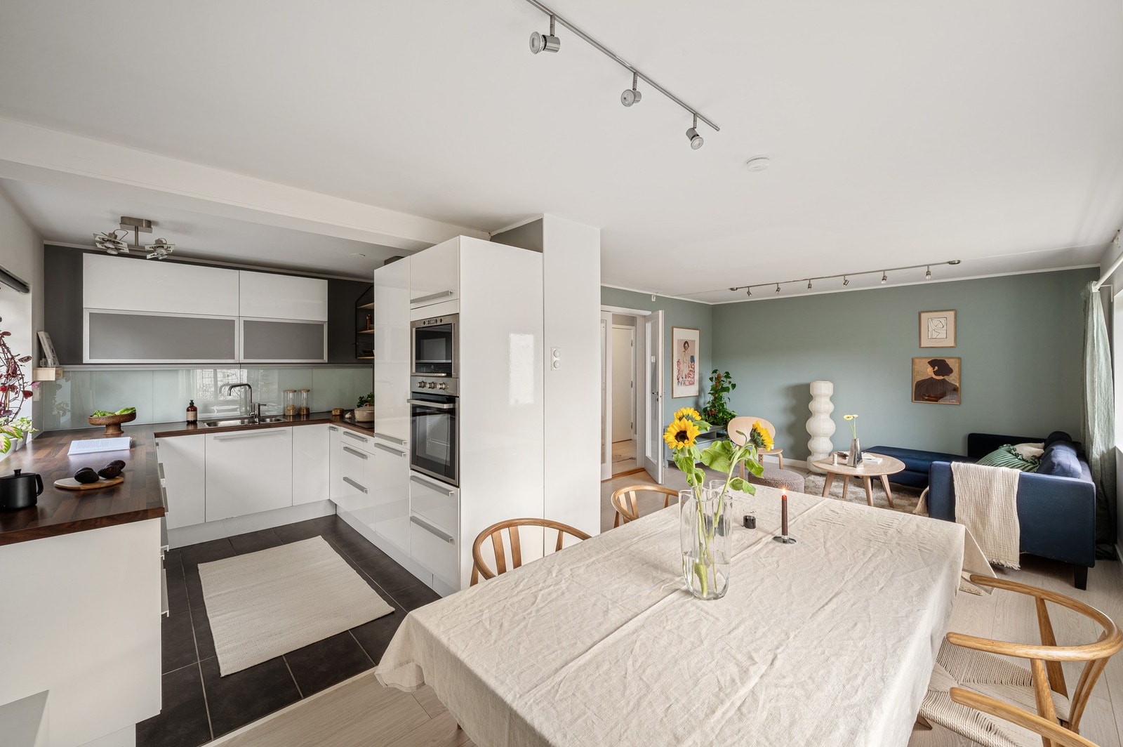 Det er god plass til sofasone og spisesone i leiligheten. Galleribilde