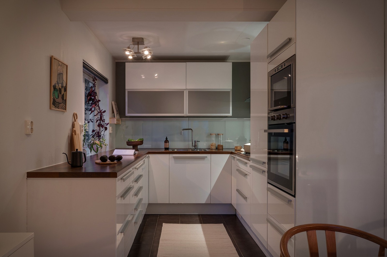 Praktisk plassering på kjøkken med åpen løsning mot stue og spisesone. Galleribilde