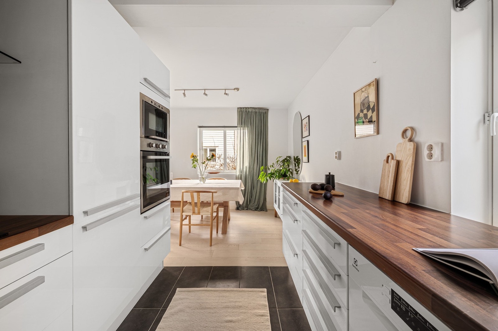 Integrerte hvitevarer på kjøkken er platetopp, ventilator, stekeovn, micro, kjøl/fryseskap og opplegg for vaskemaskin. Galleribilde