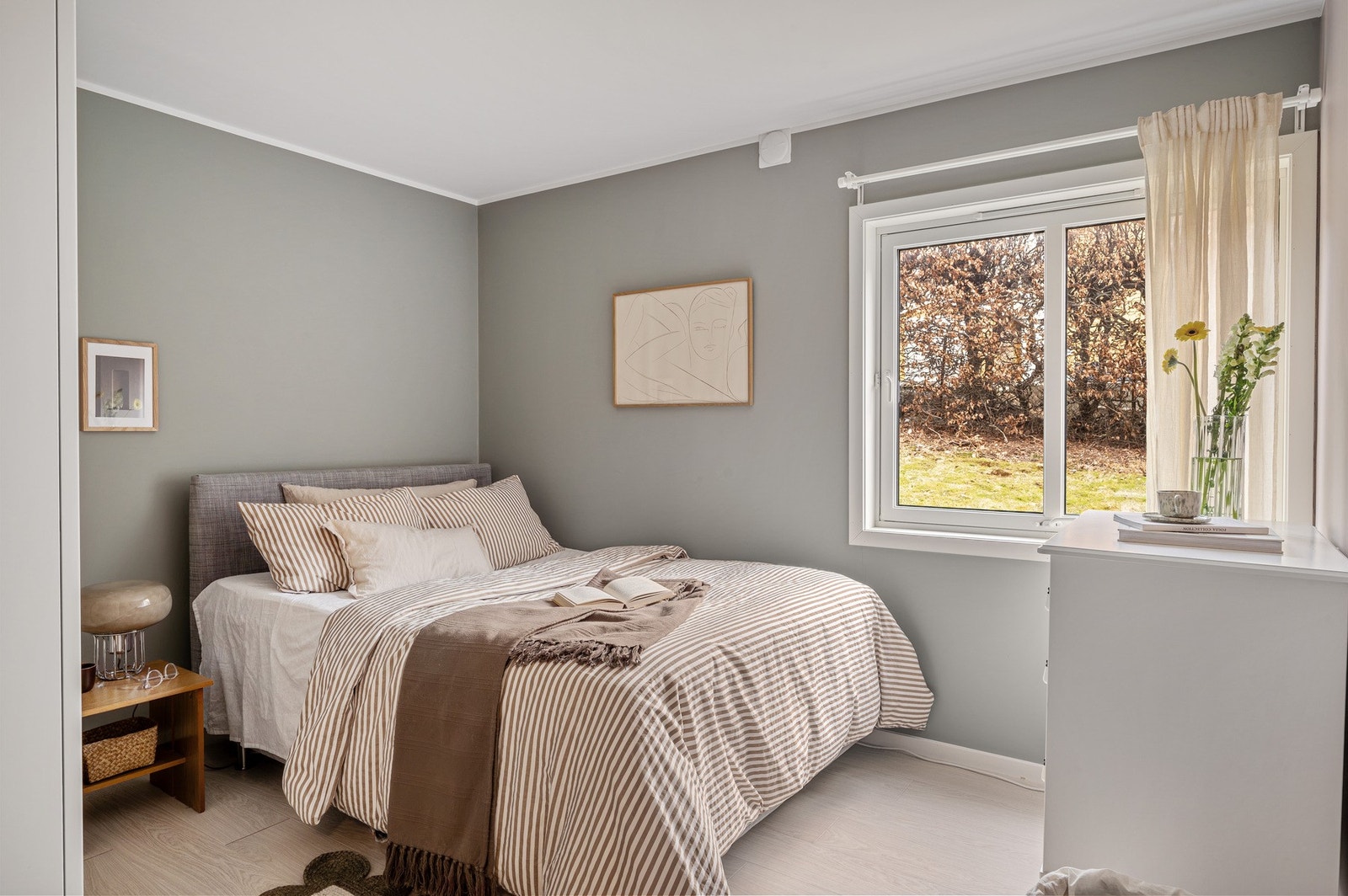 Soverommet er på 10,6 kvm og har god plass til garderobeskap og stor seng. Galleribilde