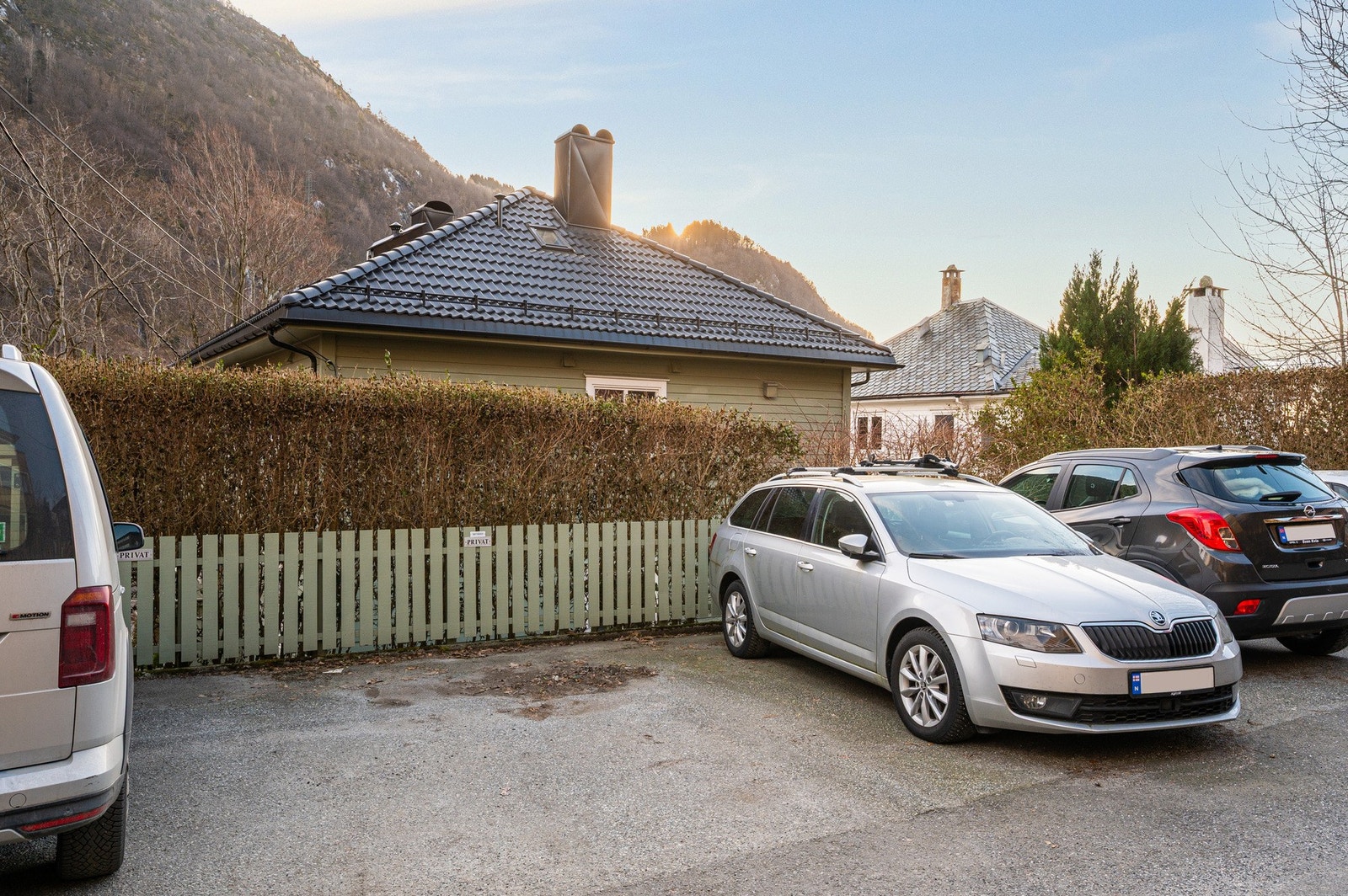 Egen parkeringsplass følger med leiligheten. Galleribilde