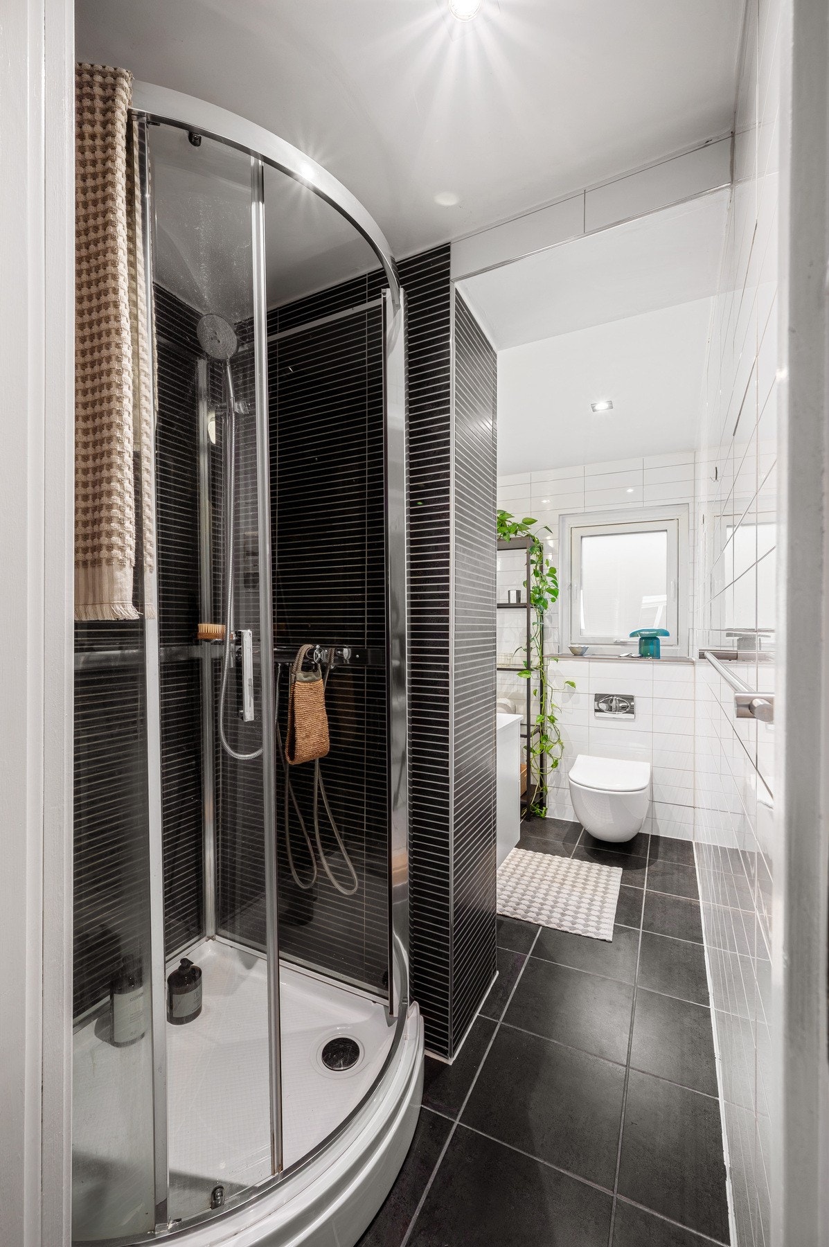 Badet er hefliset med innfelte downlights i tak og varmekabler i gulv. Galleribilde