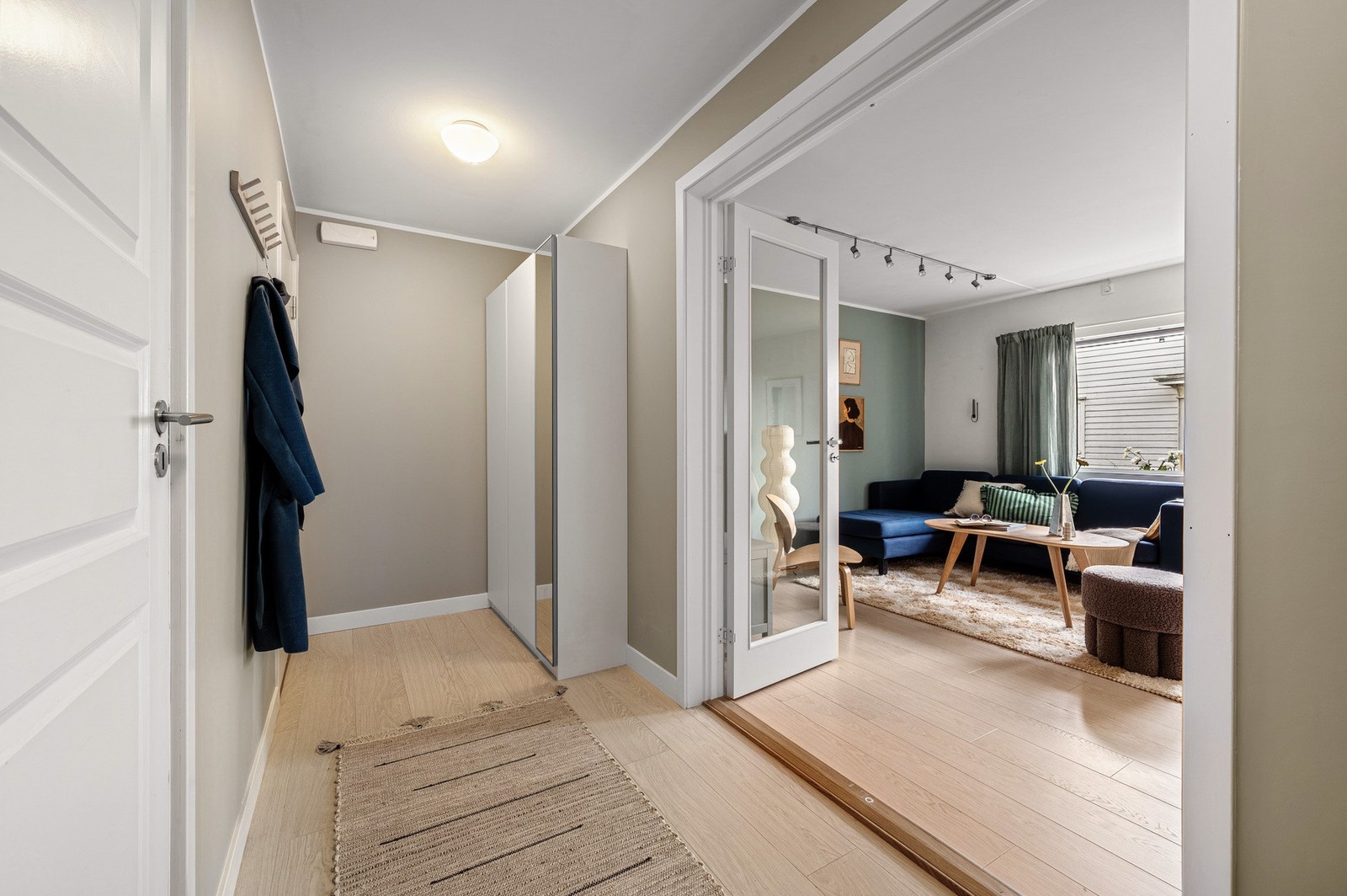 Entreen er romslig med god plass til garderobe skap og knagger til å henge fra seg klær. Galleribilde