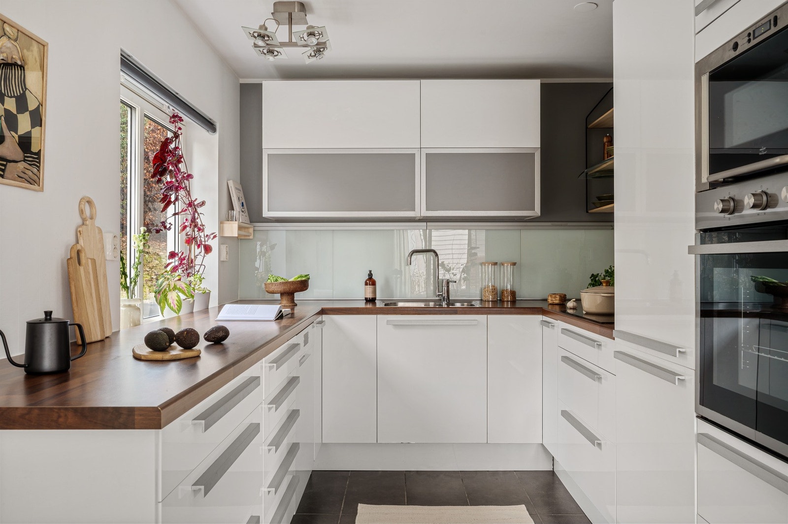 Kjøkkenet har hatt løpende oppgraderinger de siste årene, se i eiendommens historie. Galleribilde