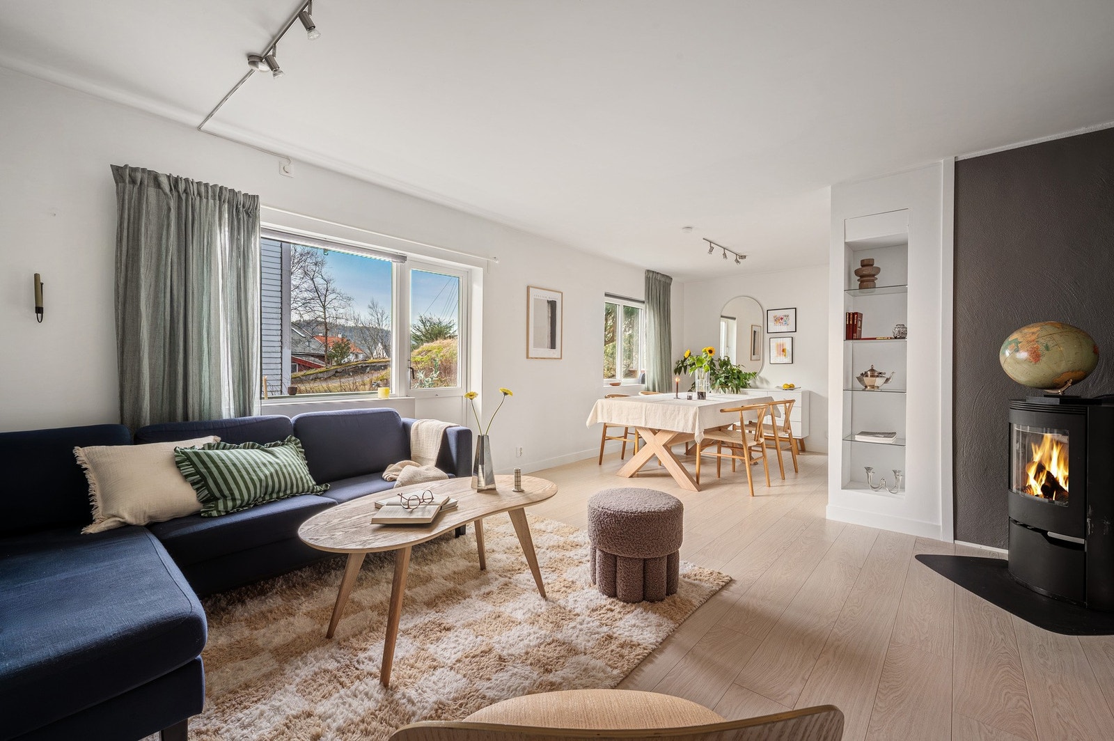 Velkommen inn til stuen, her kan du bevege deg rundt på hele 32,5 kvm med åpen løsning mot kjøkkenet. Galleribilde