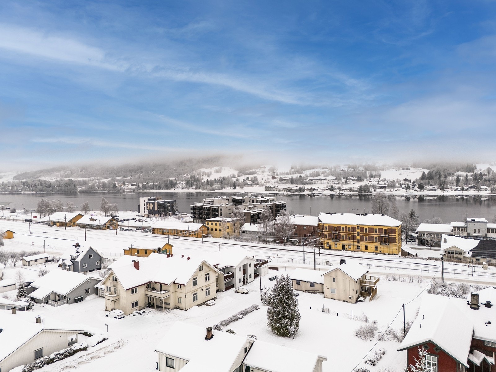 Bo sentralt i et sentrumsnært boligområde med kort vei til fine turmuligheter og Tyrifjorden. Galleribilde