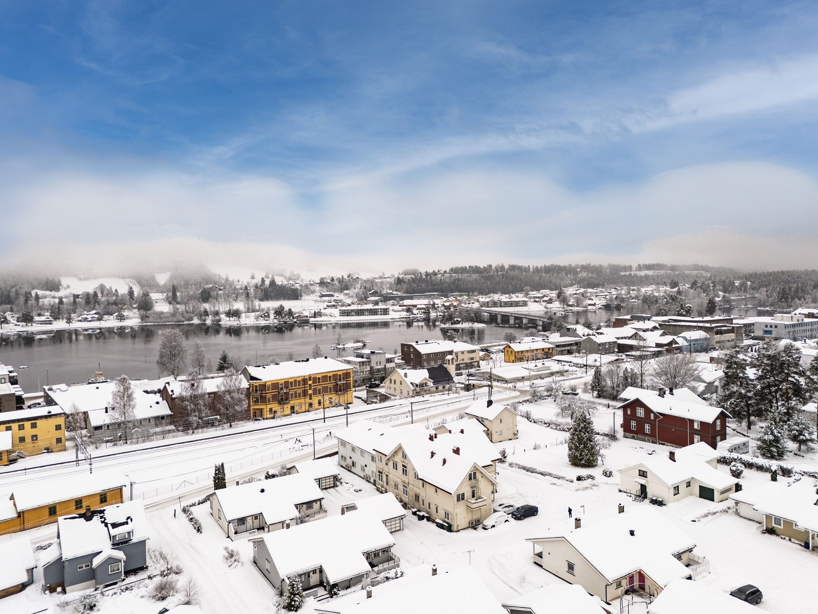 Fra leiligheten er det en kort spasertur til Vikersund sentrum med et godt utvalg butikker, servicetilbud, offentlig kommunikasjon og Tyrifjorden som byr på fine bade- og fiskemuligheter. Galleribilde
