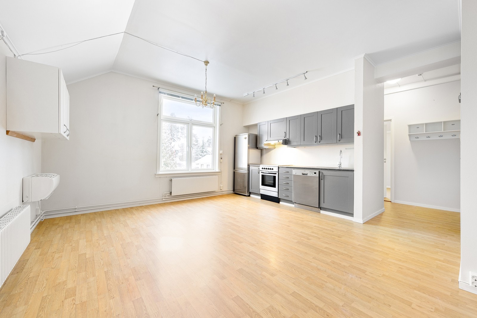 Ellers har leiligheten oppvarming med radiatorvarme fra felles varmeanlegg og varmepumpe. Galleribilde