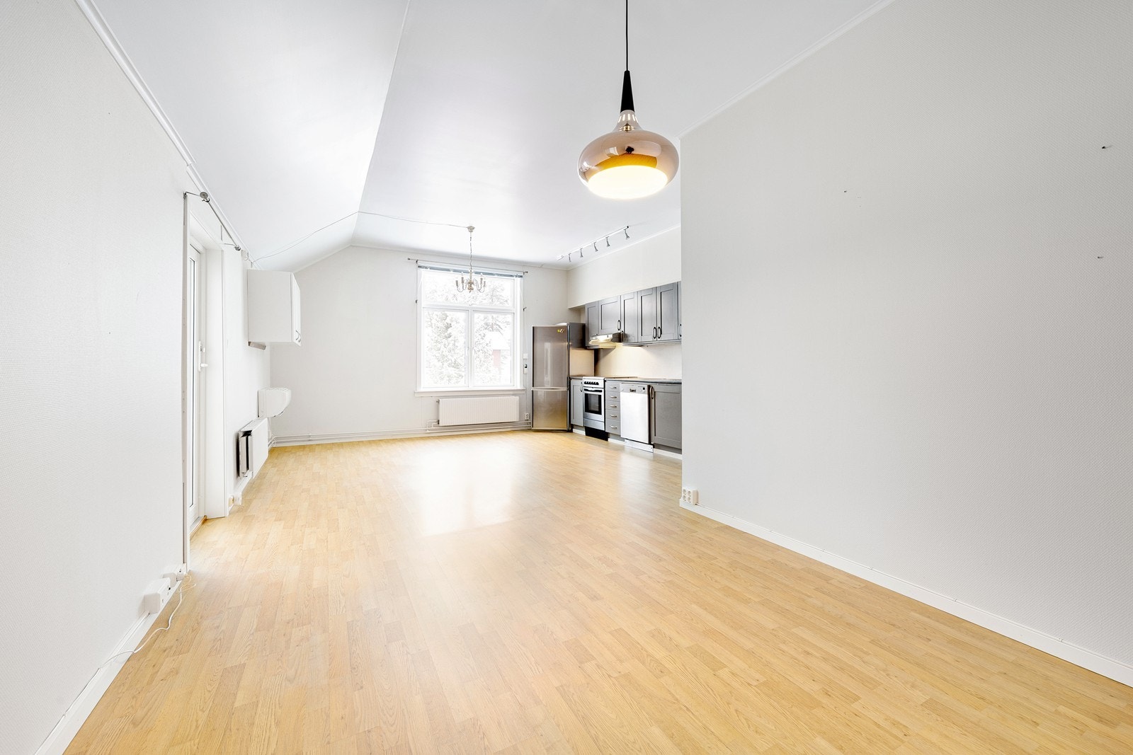 Den åpne løsningen skaper et sosialt allrom med plass til møblering av både sofa- og spisegruppe. Galleribilde