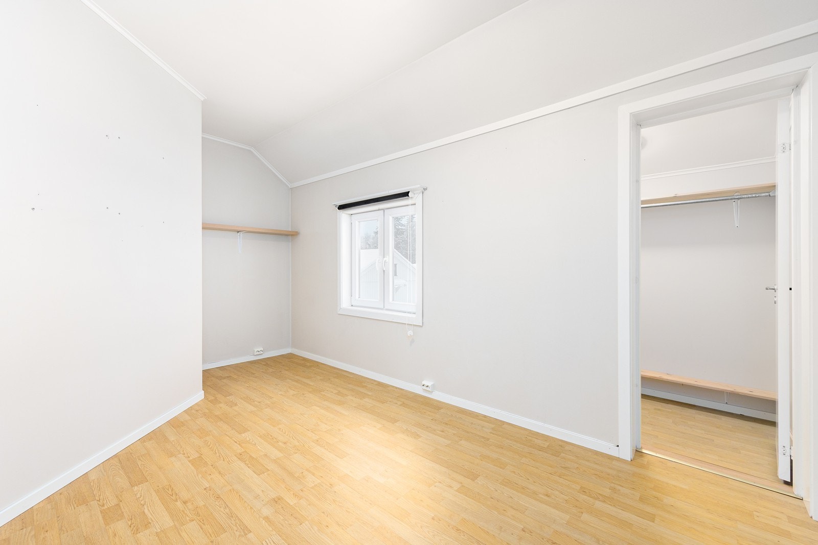 Hovedsoverommet har plass til dobbeltseng og har tilgang til en praktisk bod med mulighet for klesoppbevaring. Galleribilde