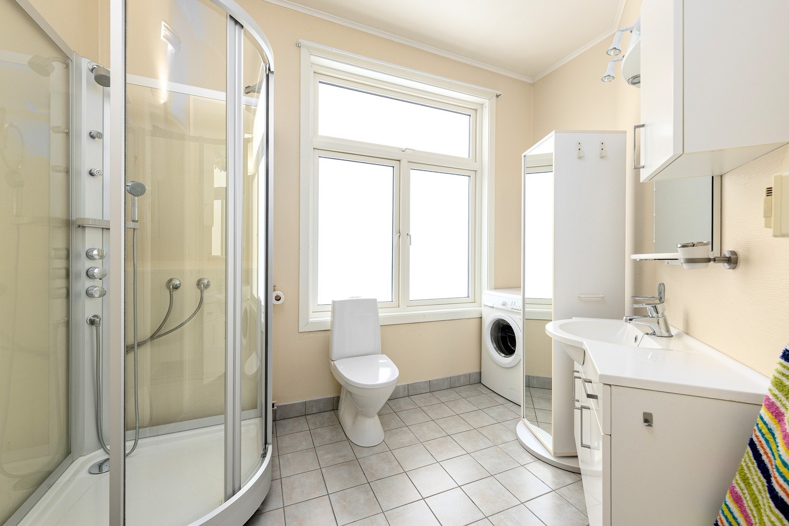 Badet, som ble bygget om i 2007/2008, har vegger med malt strie og sokkelfliser, malte flater i taket og flislagt gulv med gulvvarme. Galleribilde