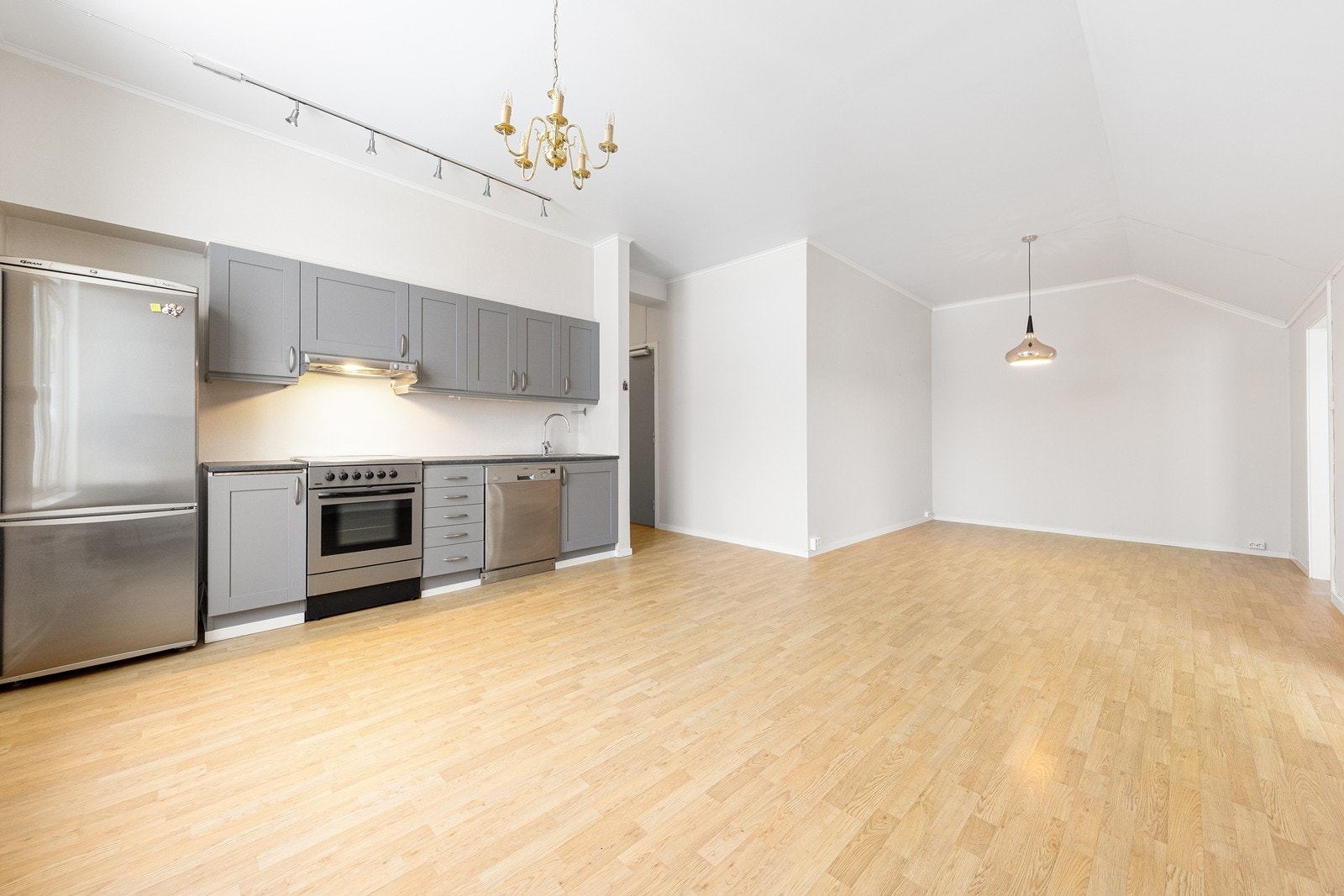 Leiligheten har lyse overflater med laminat på gulvene, vegger med malt strie og tak utført med malte plater eller flater. Galleribilde