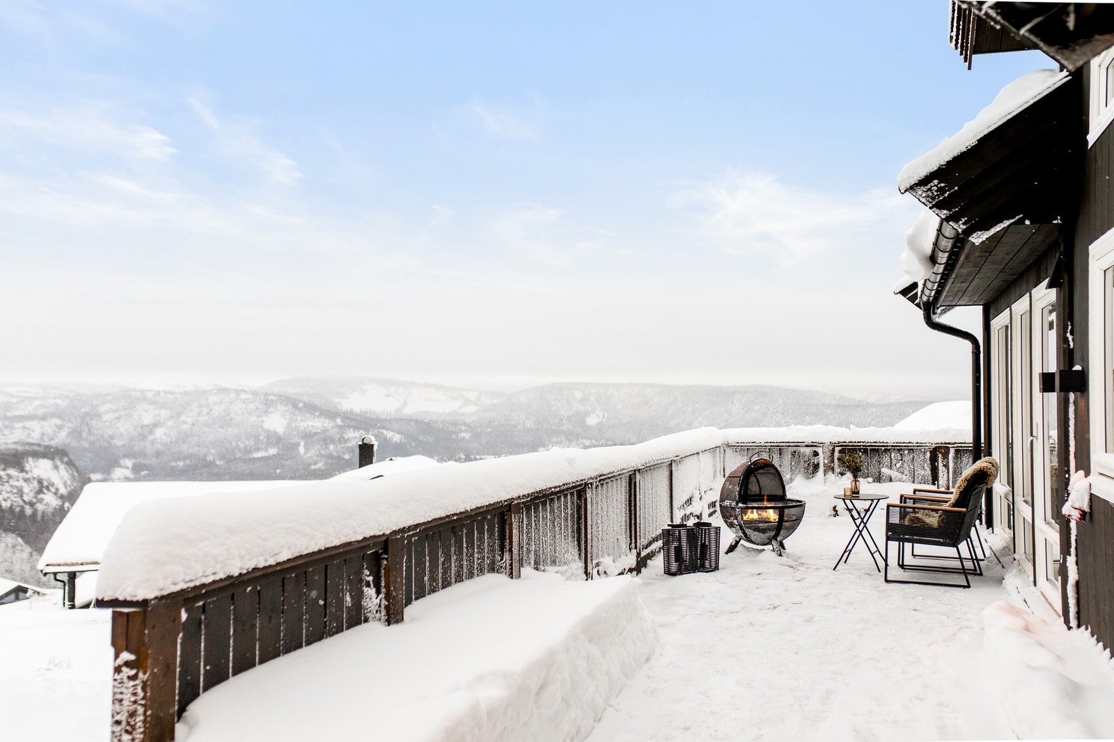 Hytta har en attraktiv beliggenhet på Rytterspranget, nesten på toppen av Gautefall alpinanlegg, med ski inn/ski ut. Galleribilde