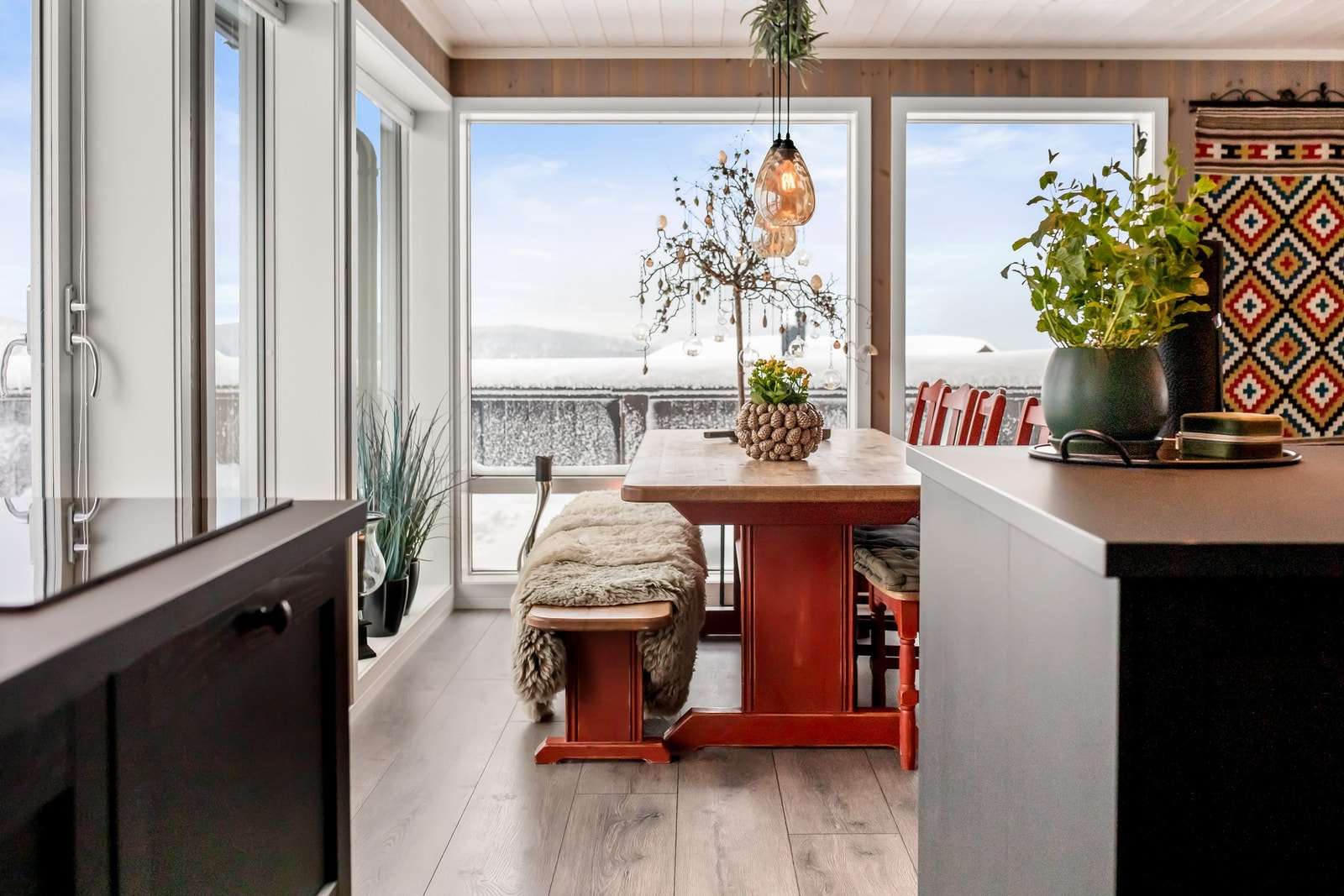 God plass i stua til et stort spisebord! Galleribilde