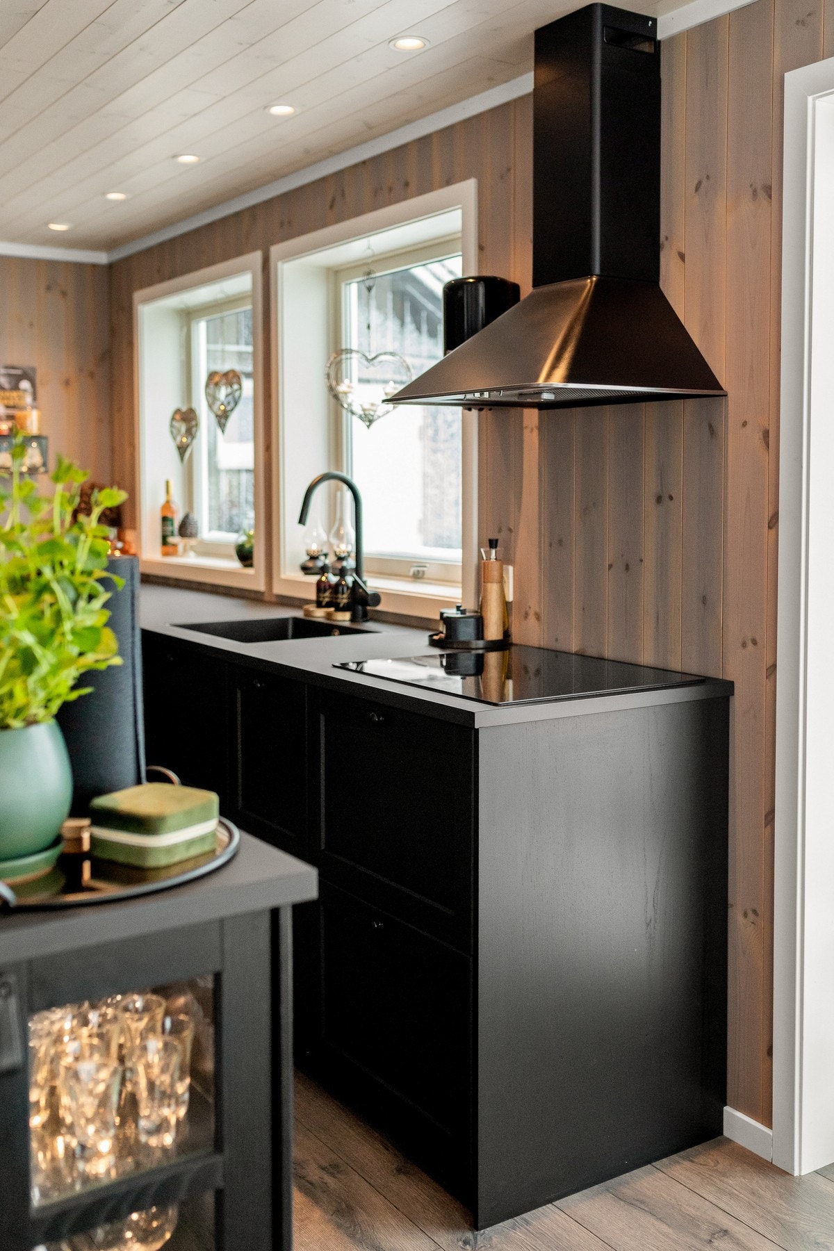 Det er integrerte hvitevarer som kombinert mikro/stekeovn, stekeovn, oppvaskmaskin, varmeskuff, kjøl- og fryseskap og induksjonstopp. Galleribilde