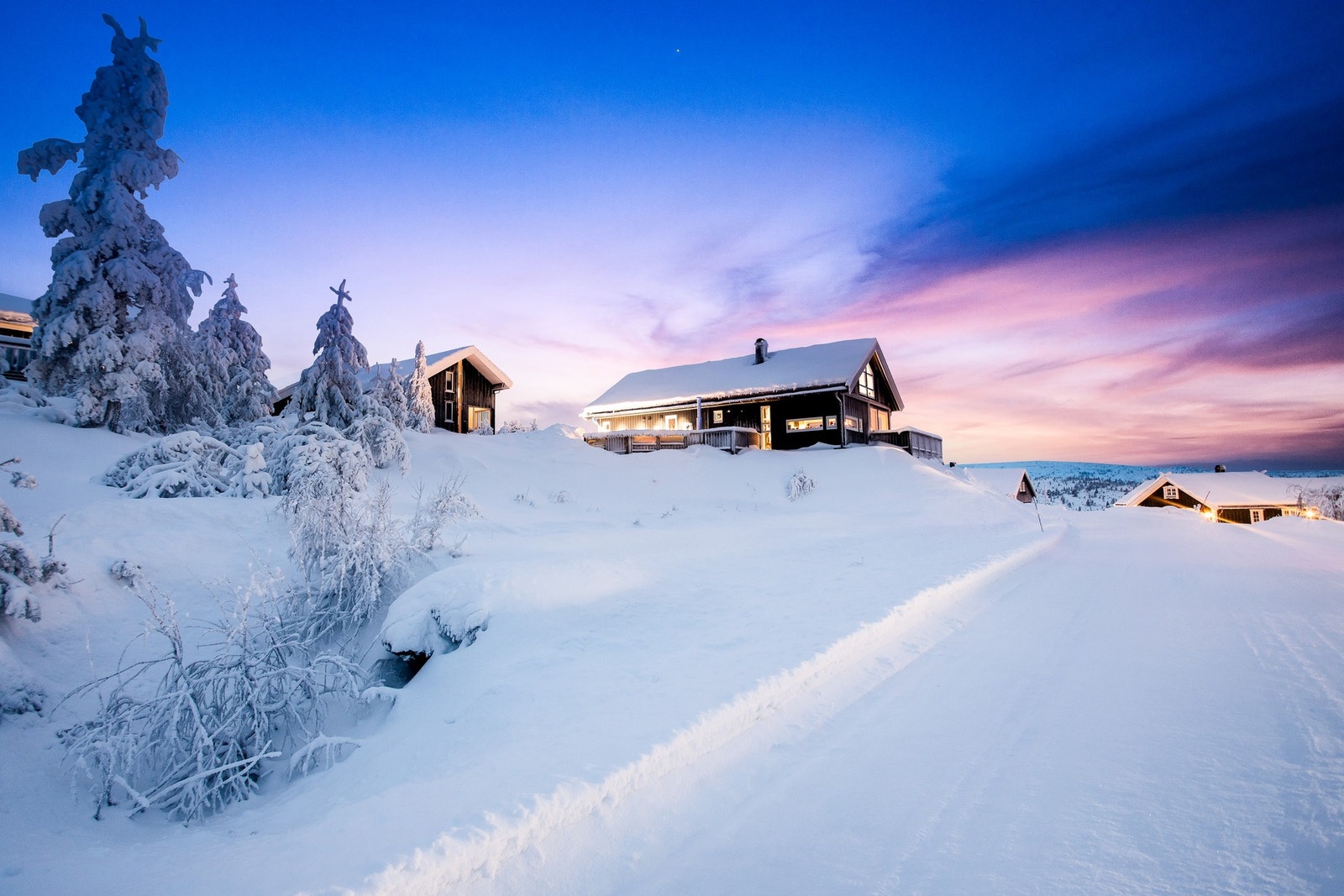 Det finnes lysløype, gode rulleskiforhold, badeplasser og fiskemuligheter i nærområdet Galleribilde