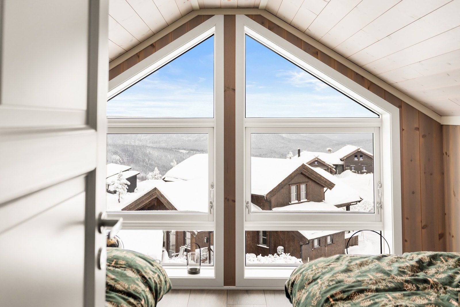 Store vinder rundt hele etasjen slipper inn rikelig med naturlig lys! Galleribilde