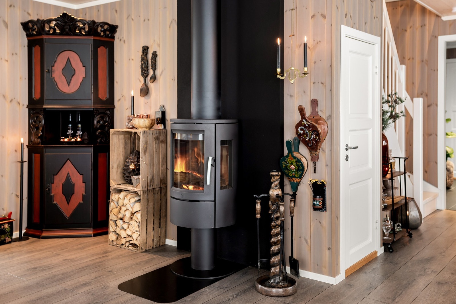 Peisovn som bidrar til både effektiv oppvarming og en lun atmosfære Galleribilde