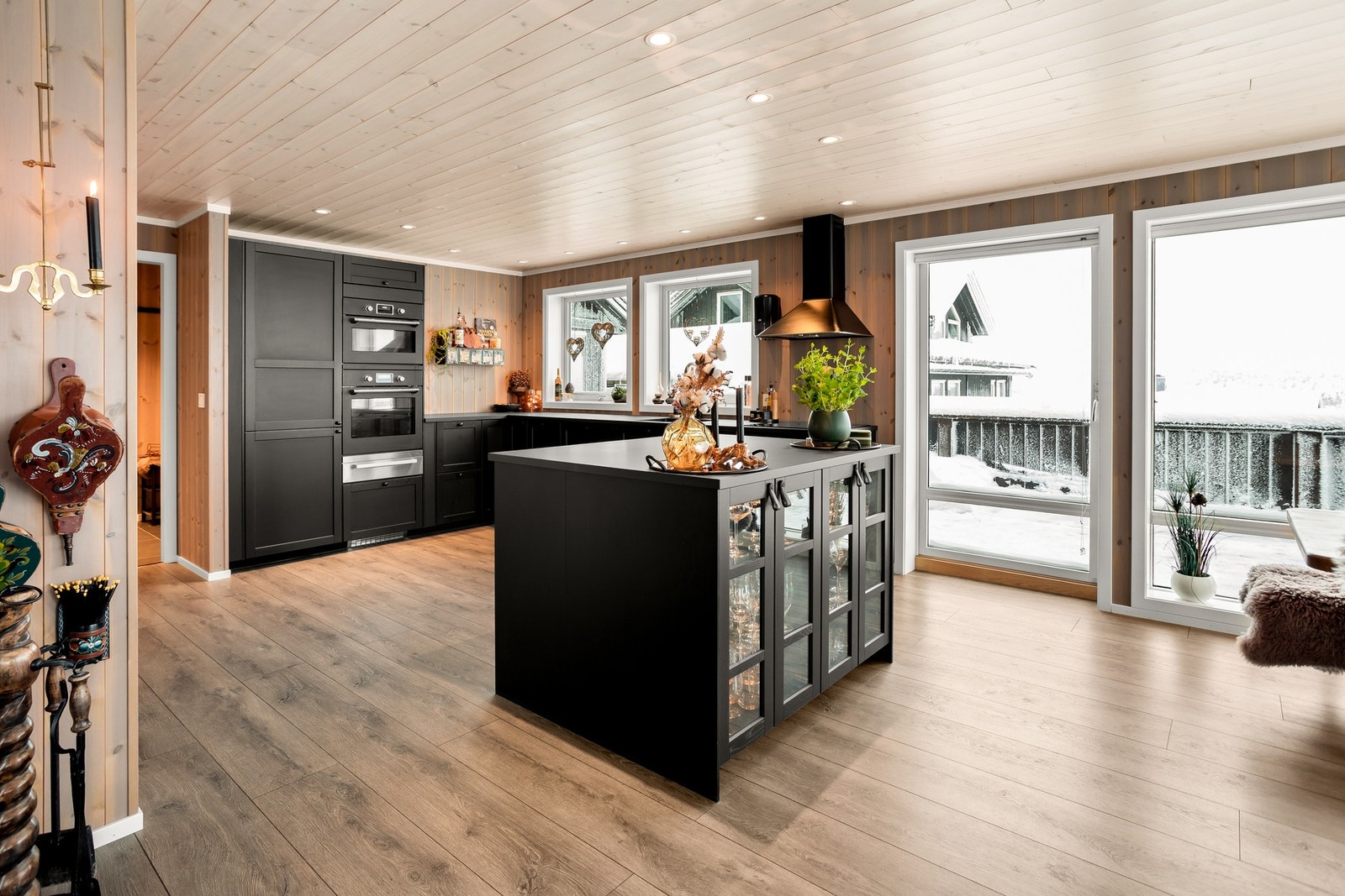 Kjøkkenet har innredning med profilerte fronter og benkeplate av laminat. Galleribilde