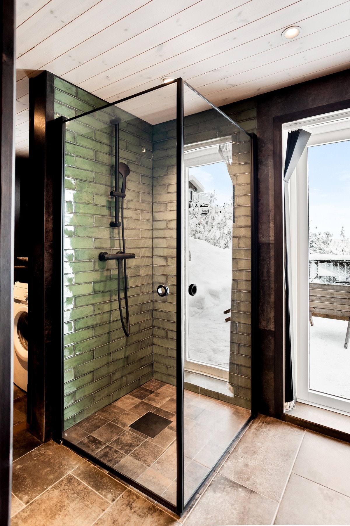 Veggene har fliser og trepanel, mens vegger i våtsoner er flislagte. Galleribilde