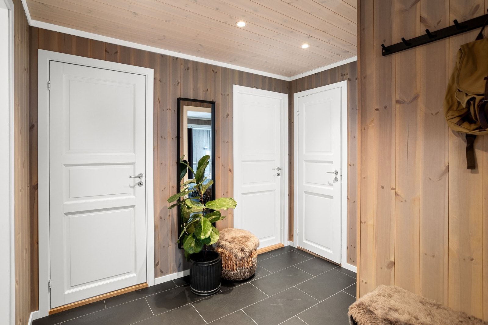 Videre inn i hytta har du to soverom og bad. Galleribilde