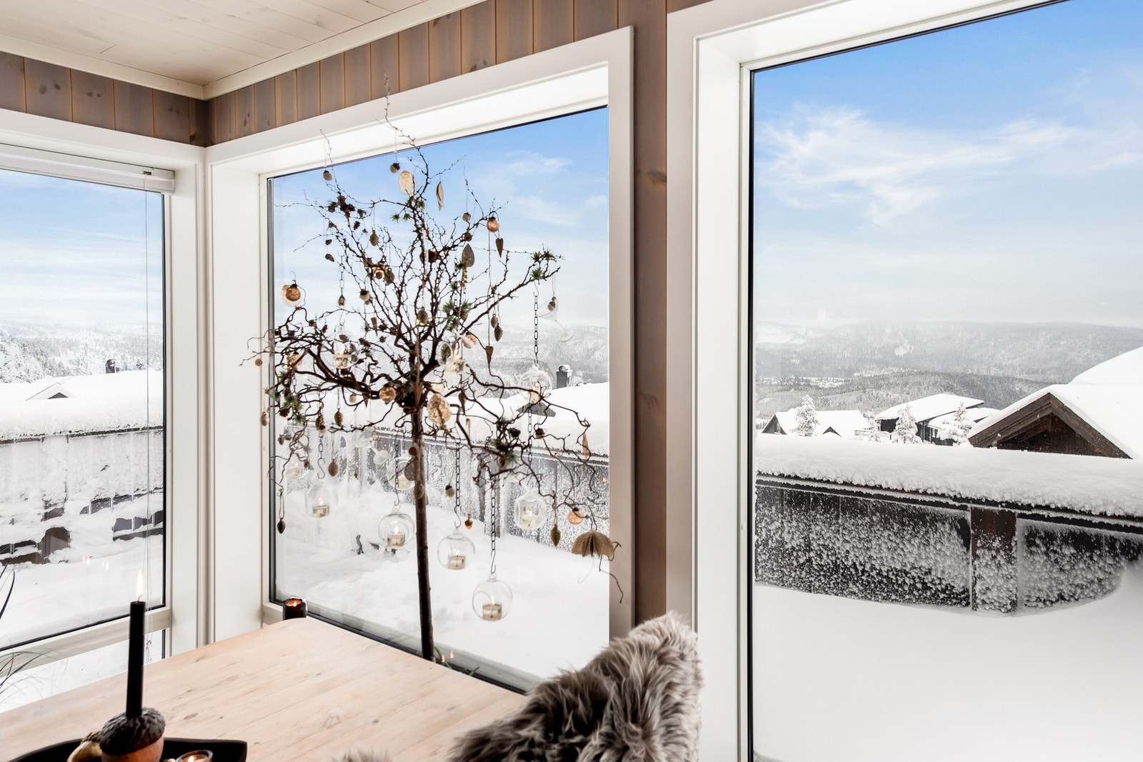Store vinduer med flott utsikt fra stueområdet! Galleribilde