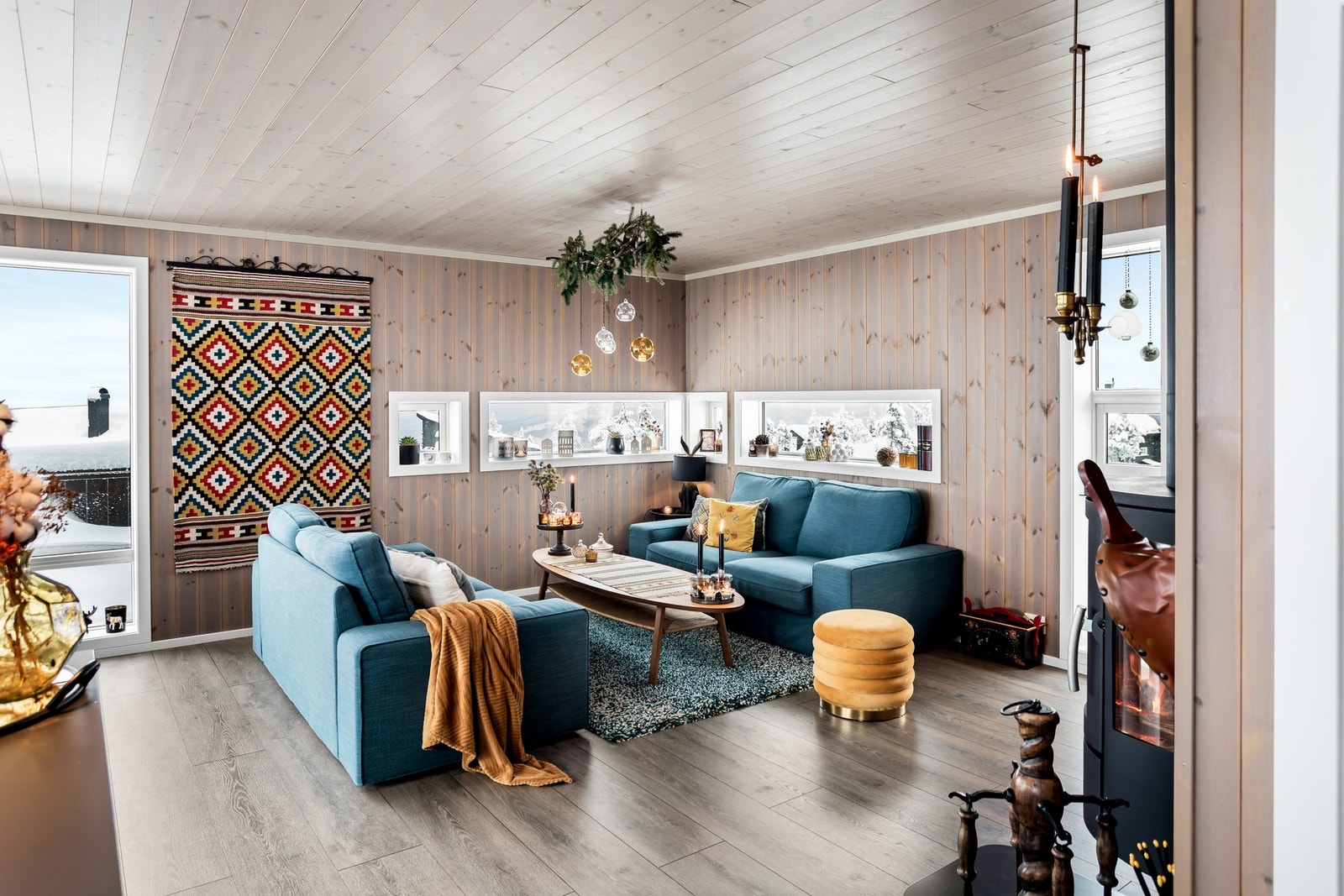 Stua har en romslig og funksjonell utforming som gir gode muligheter for variert innredning. Galleribilde