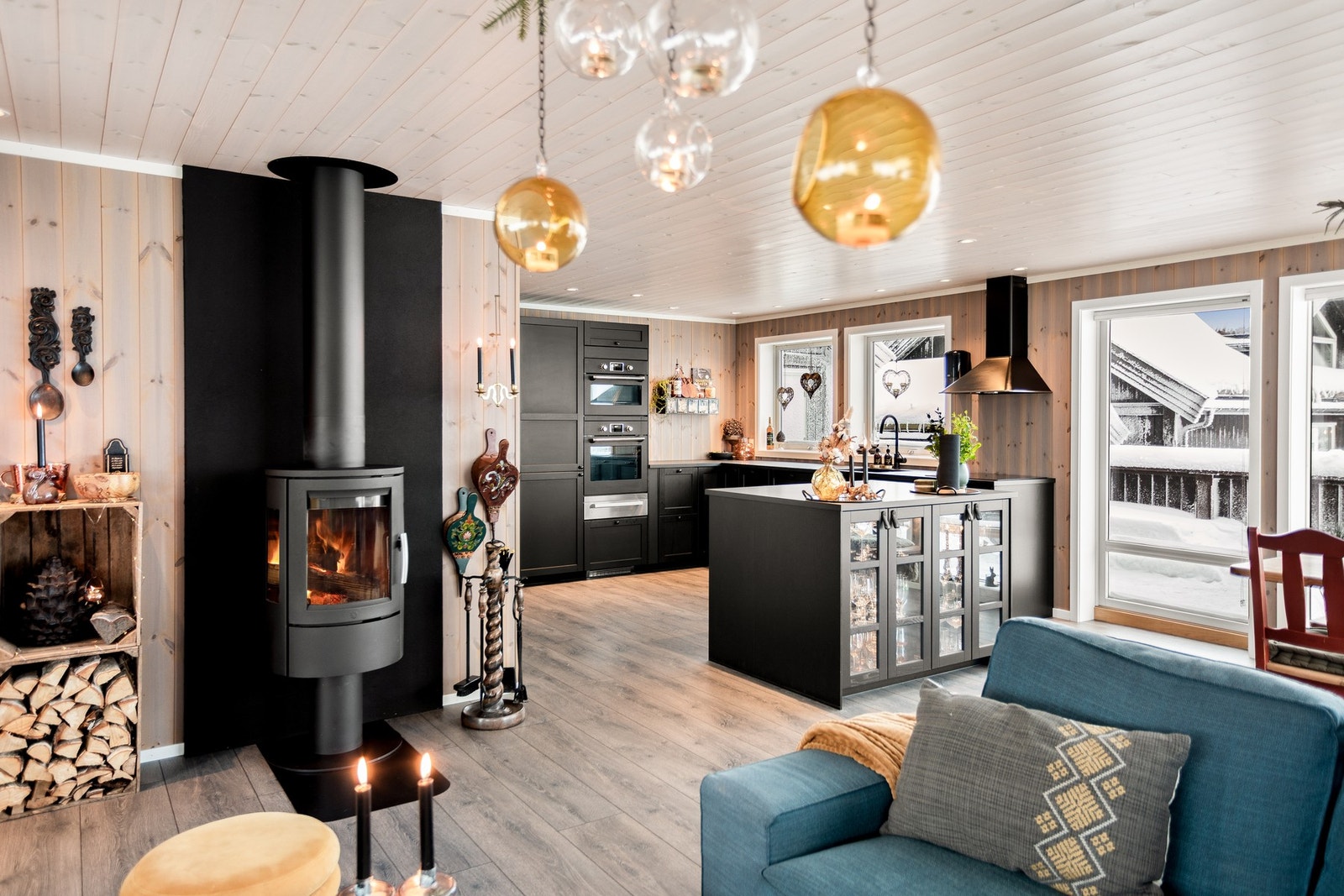 Det er god plass til både sofagruppe og spisebord uten at rommet oppleves som trangt. Galleribilde