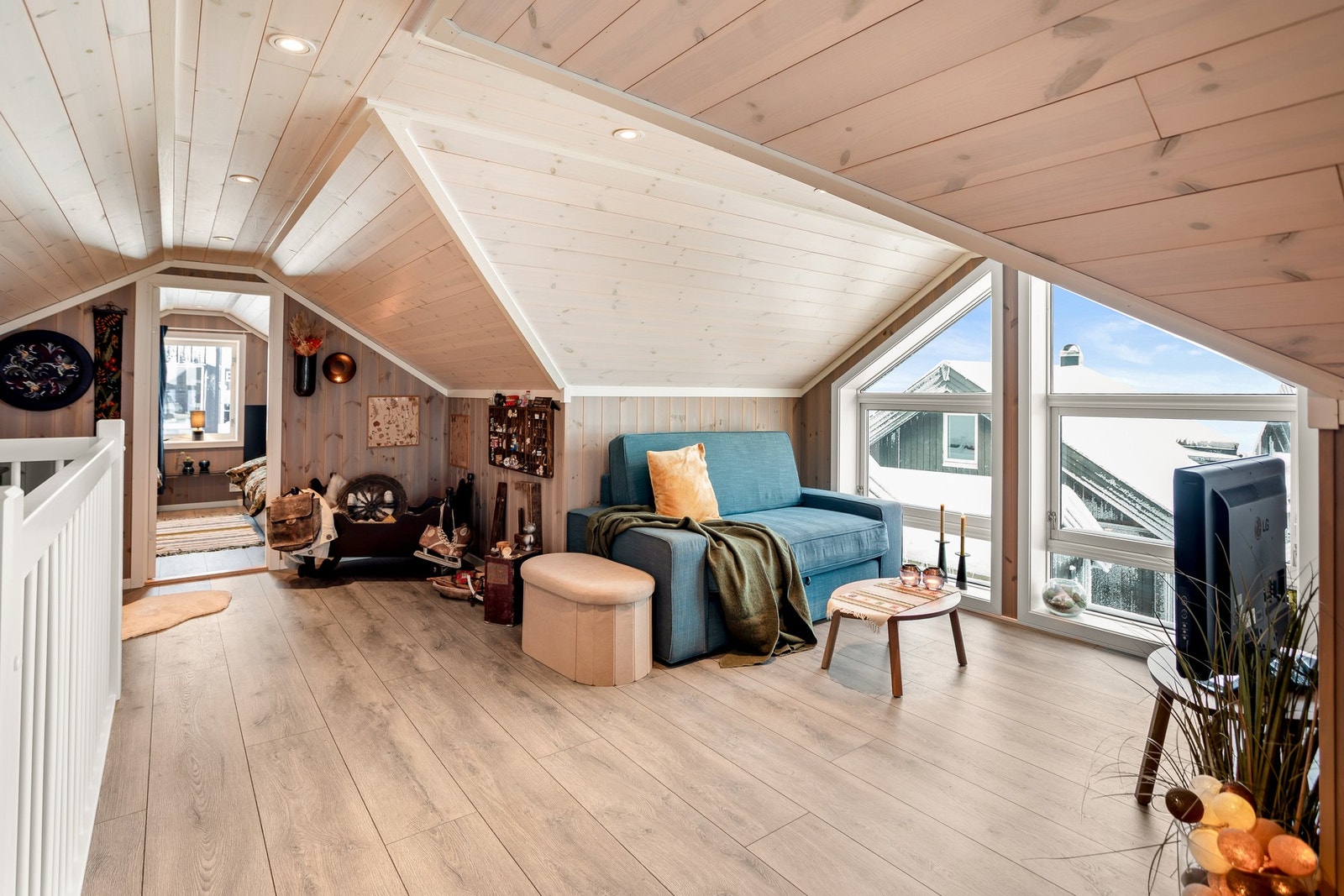 Loftstue med plass til sofa og tv-benk. Galleribilde