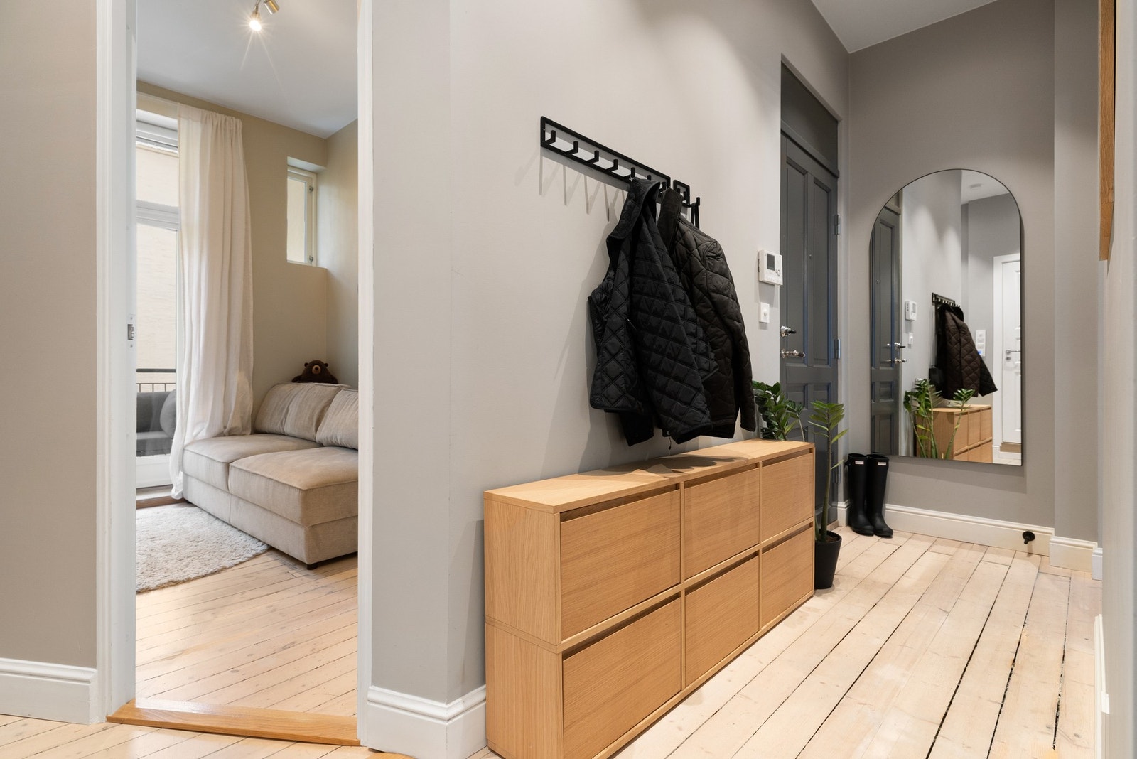 Flott entré med god plass til avheng av yttertøy og sko. Galleribilde