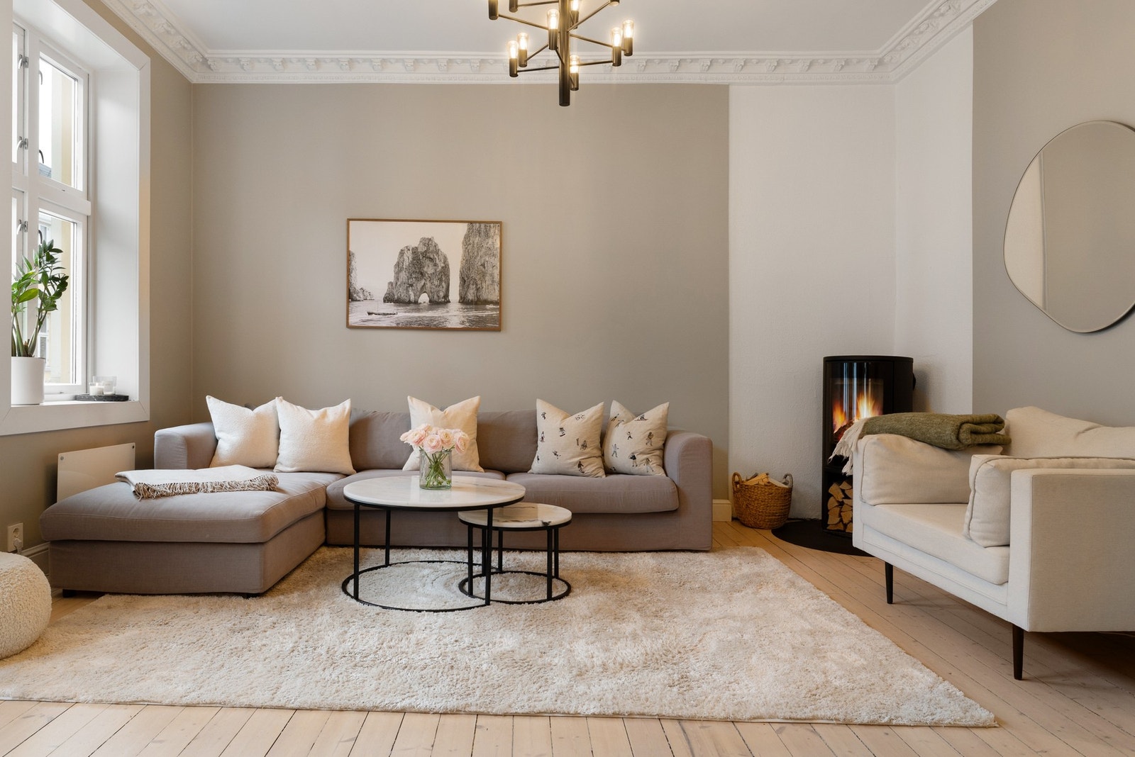 Elegant stue med god takhøyde, rosett, stukkatur og sjarmerende, originale heltre gulv. Galleribilde