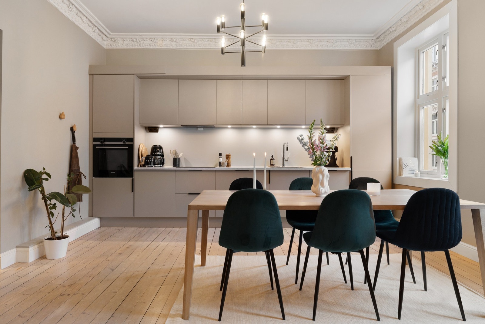 Dette er en meget sjarmerende og gjennomført 3-roms selveierleilighet med attraktiv beliggenhet på Majorstuen. Galleribilde