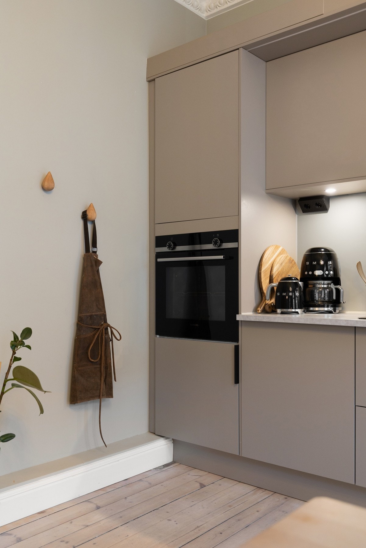 Kjøkkenet har integrert platetopp, stekeovn, oppvaskmaskin og kjøl-/fryseskap. Galleribilde