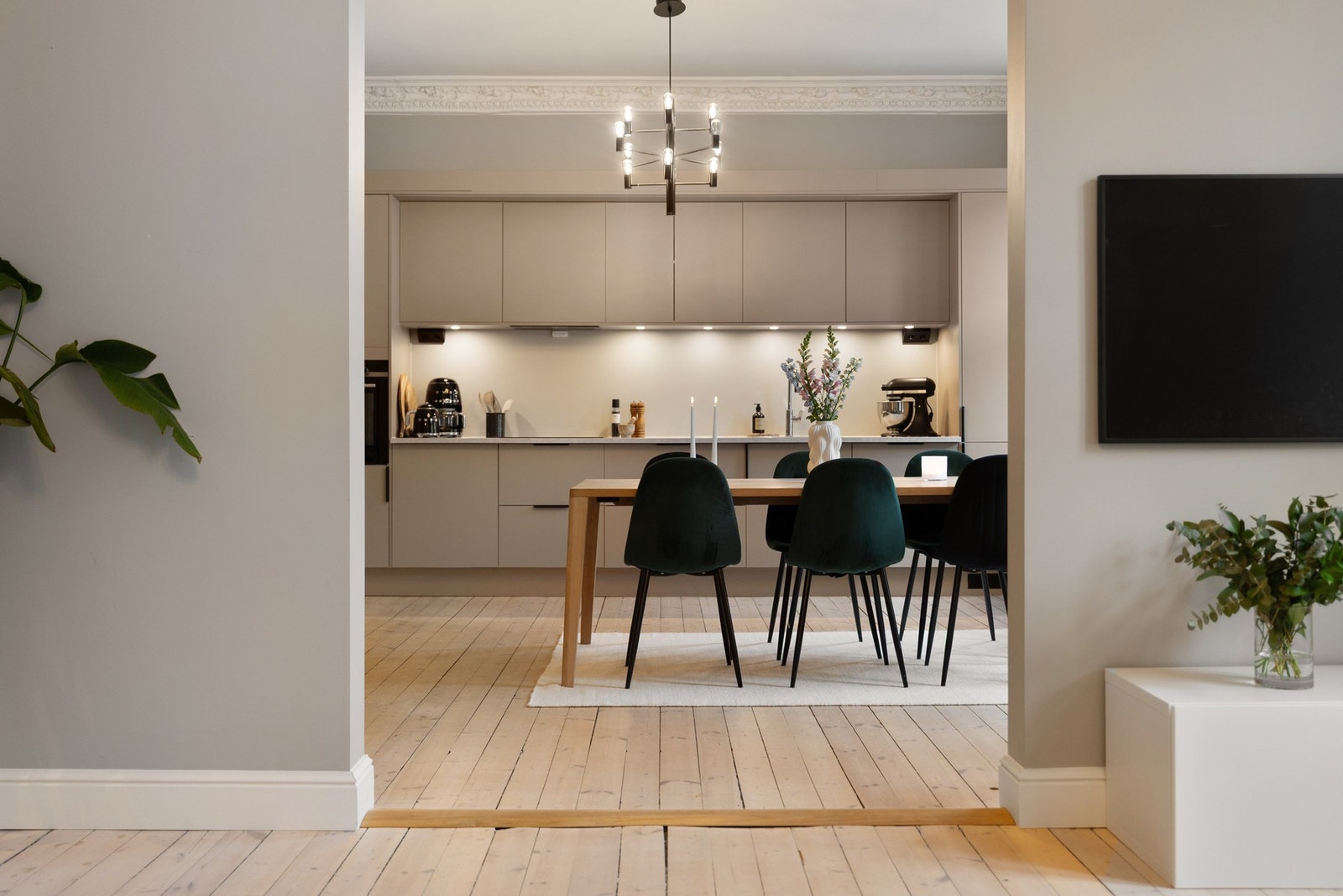 Kjøkken i delvis åpen løsning som gir en naturlig og sosial flyt mellom rommene. Galleribilde