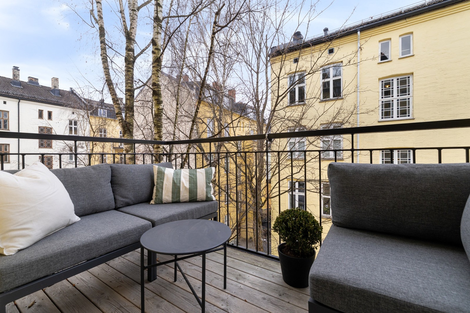 Fra det ene soverommet er det utgang til en solrik balkong på ca. 4 kvm. Galleribilde