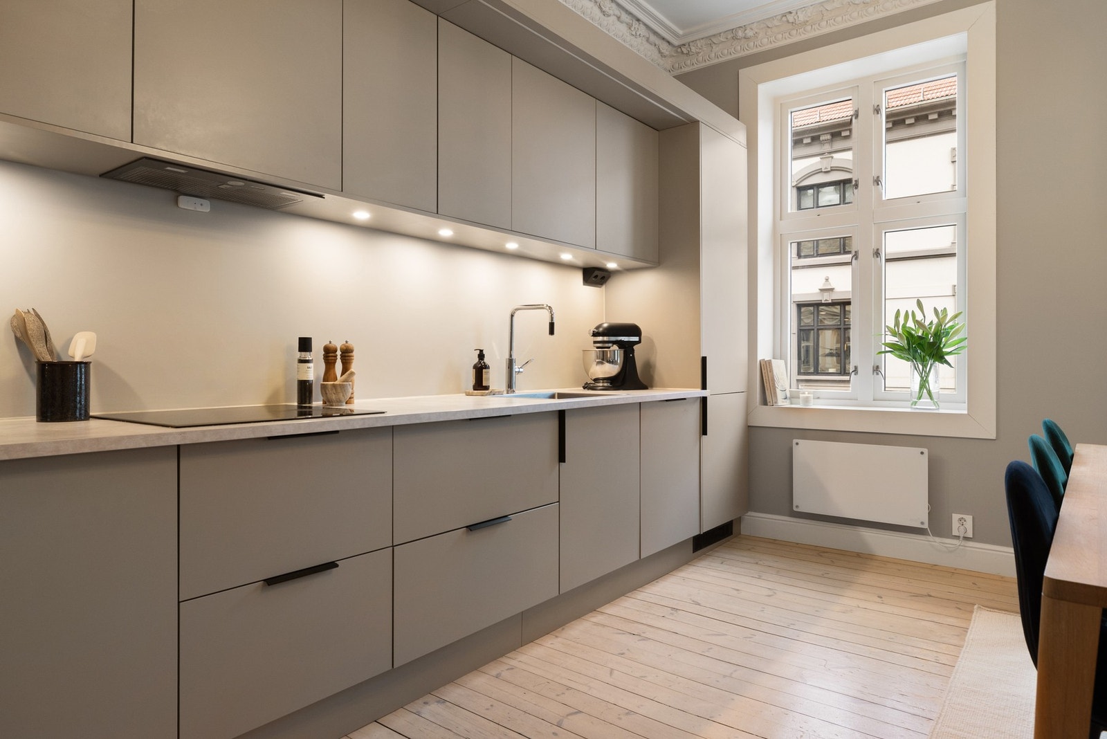 Arbeidsvennlig kjøkken med mye skap- og benkeplass. Galleribilde