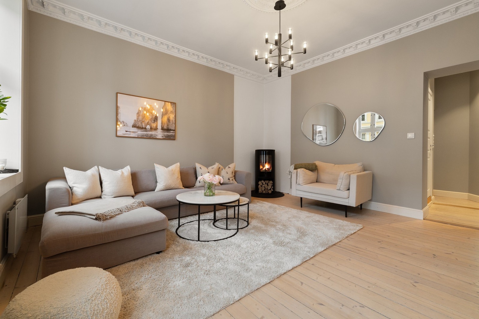 Det er god plass til sofaseksjon, medievegg og annet ønsket møblement. Galleribilde