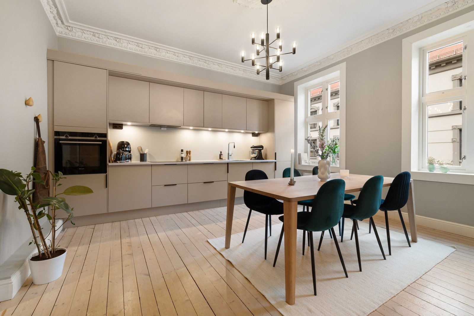 Stilrent kjøkken med romslig og innbydende spiseplass. Galleribilde