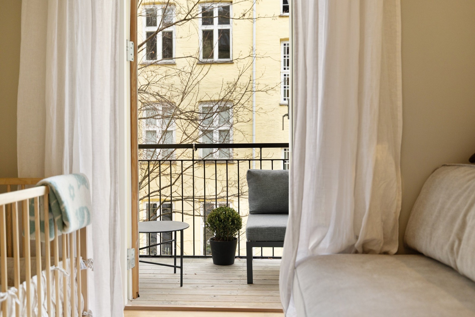 Fra dette soverommet er det utgang til balkongen. Galleribilde