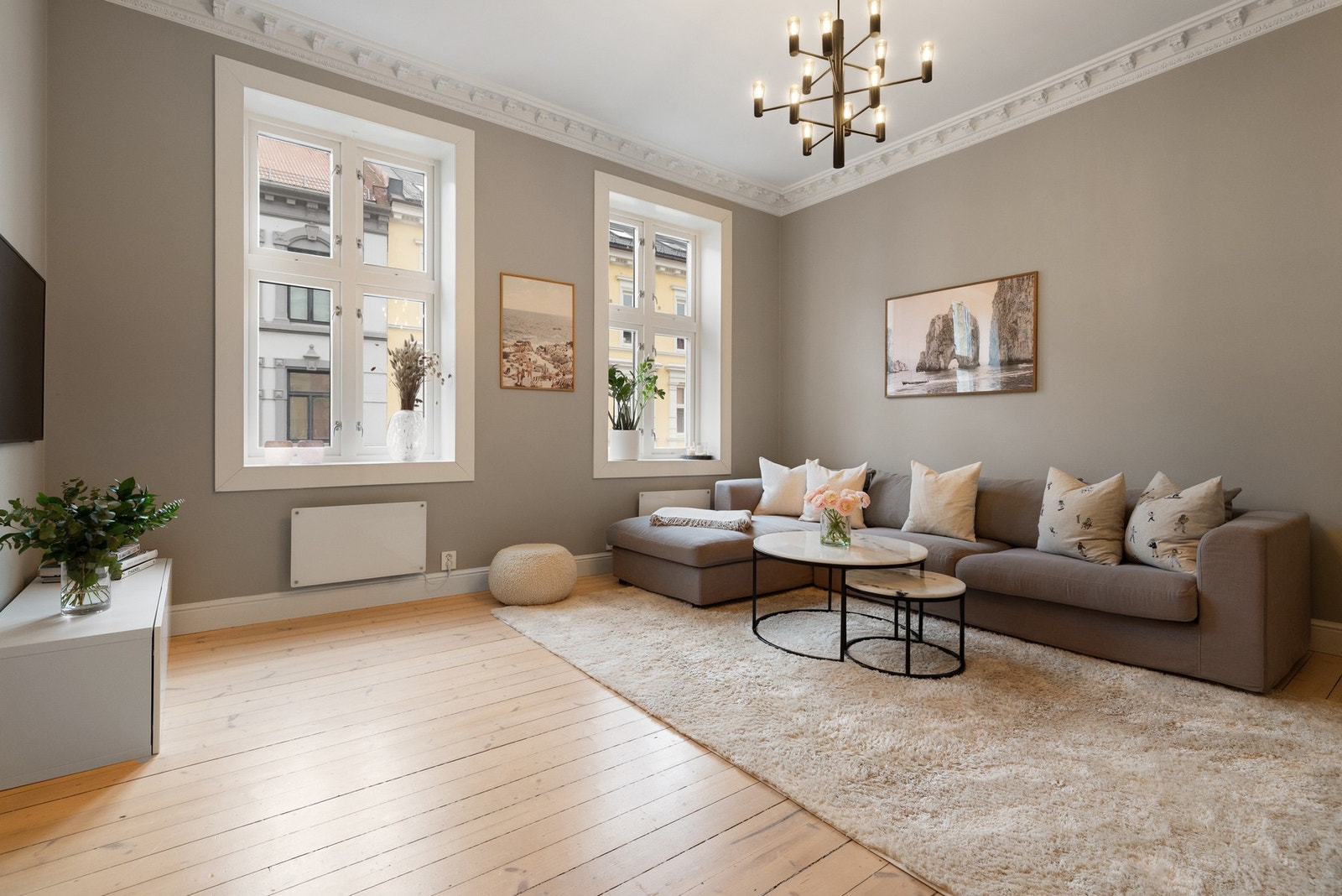 Lys og luftig stue med god takhøyde og klassiske detaljer. Galleribilde