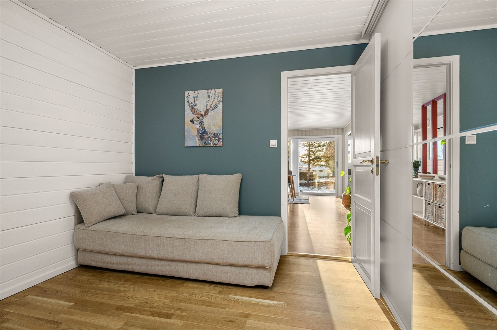 Skyvedørsgarderobe hvor frontene og gulv ble skiftet i 2022 Galleribilde