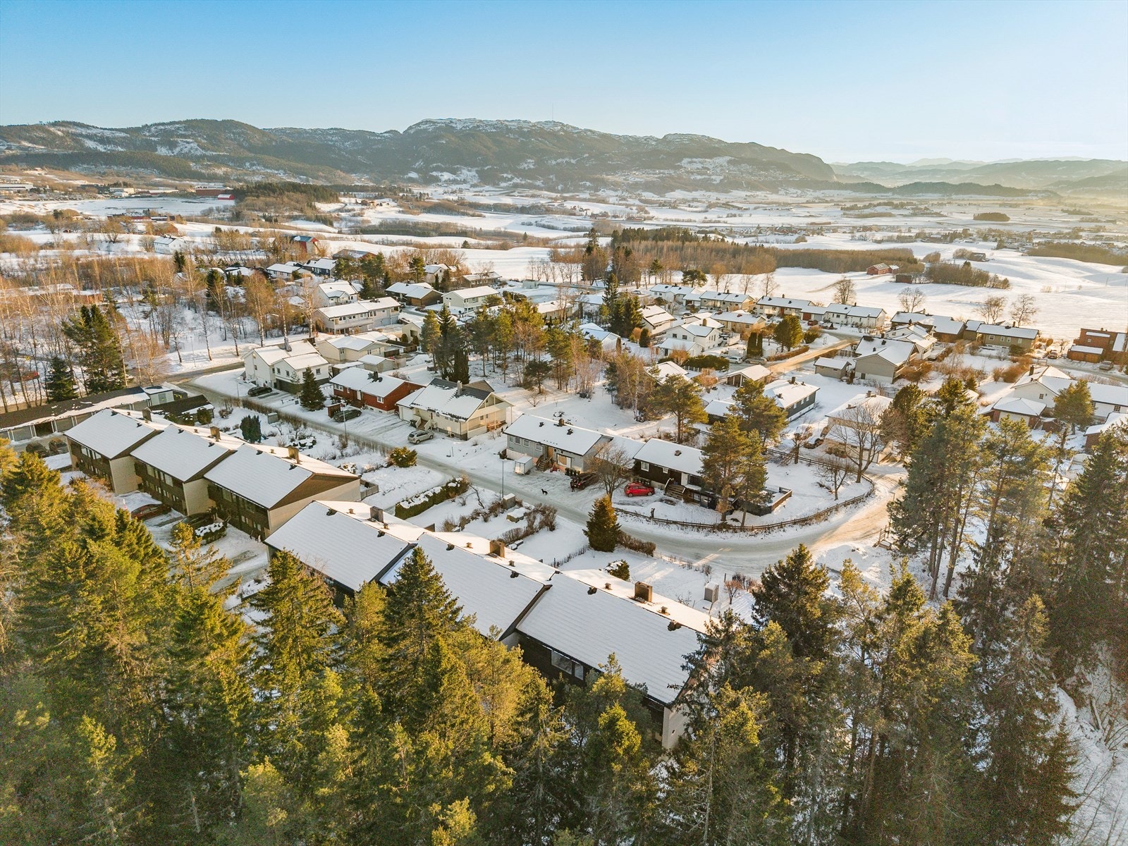 Populært boområde på Uståsen med kort vei til nydelig turløyper rundt Skjetlein. Det er også kort vei til Bymarka, barnehage, skole, nærbutikk og Heimdal sentrum Galleribilde