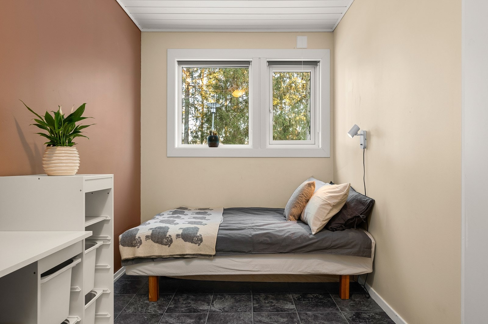 Soverommene er av fin størrelse på hhv. 11,5m², 10,7m², 7,5m² samt soverom/kjellerstue på 16m² Galleribilde